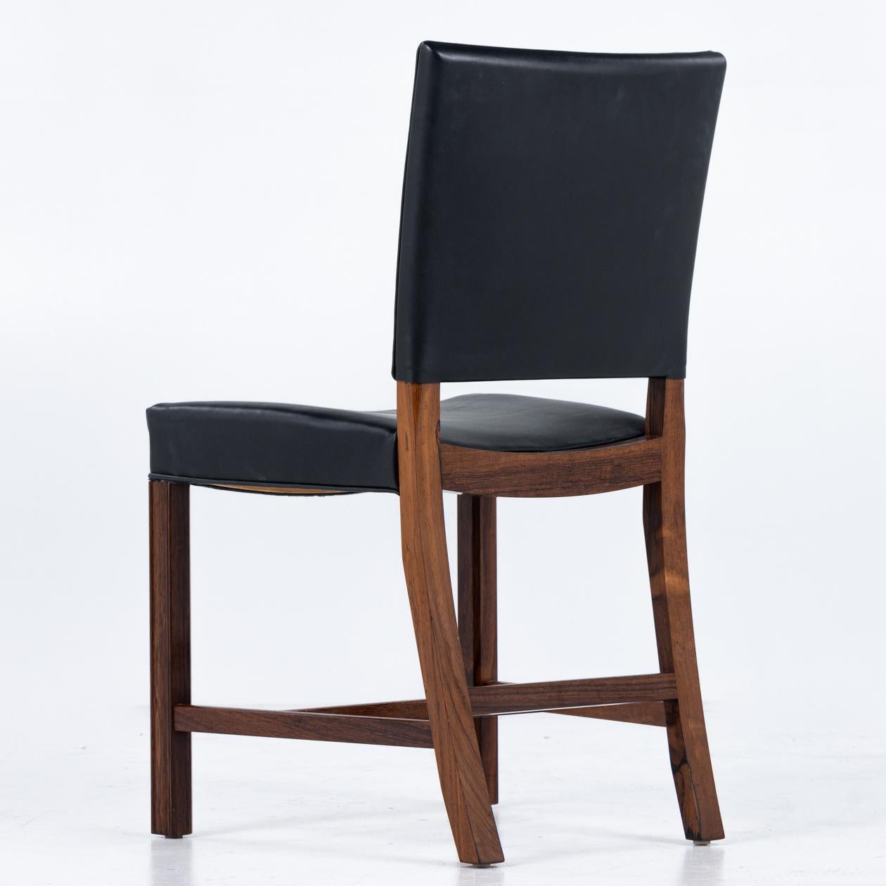 KK 3949 ensemble de six chaises en palissandre de Rio et cuir noir. Kaare Klint / Rud. Rasmussen. 