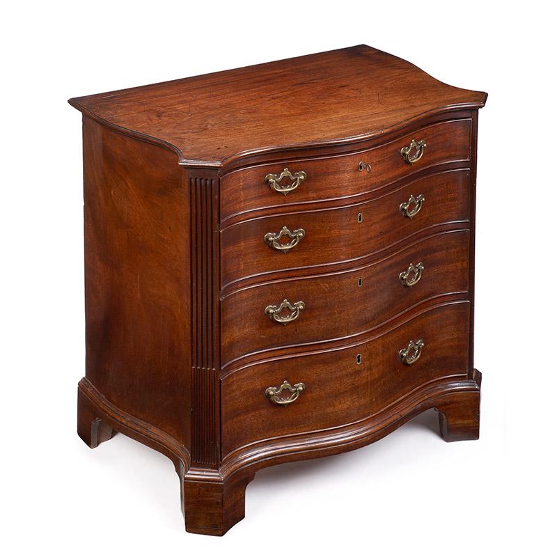 Very Rare Small Chippendale Period Mid-18th Century Mahogany Serpentine Chest In Good Condition For Sale In South Croydon, GB