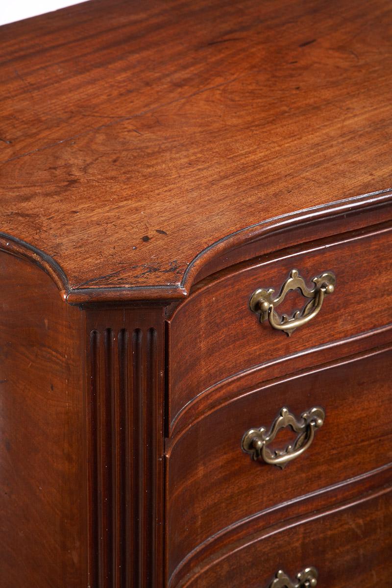 Very Rare Small Chippendale Period Mid-18th Century Mahogany Serpentine Chest For Sale 1