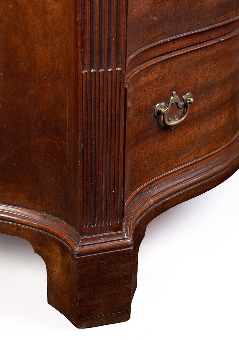 Very Rare Small Chippendale Period Mid-18th Century Mahogany Serpentine Chest For Sale 3