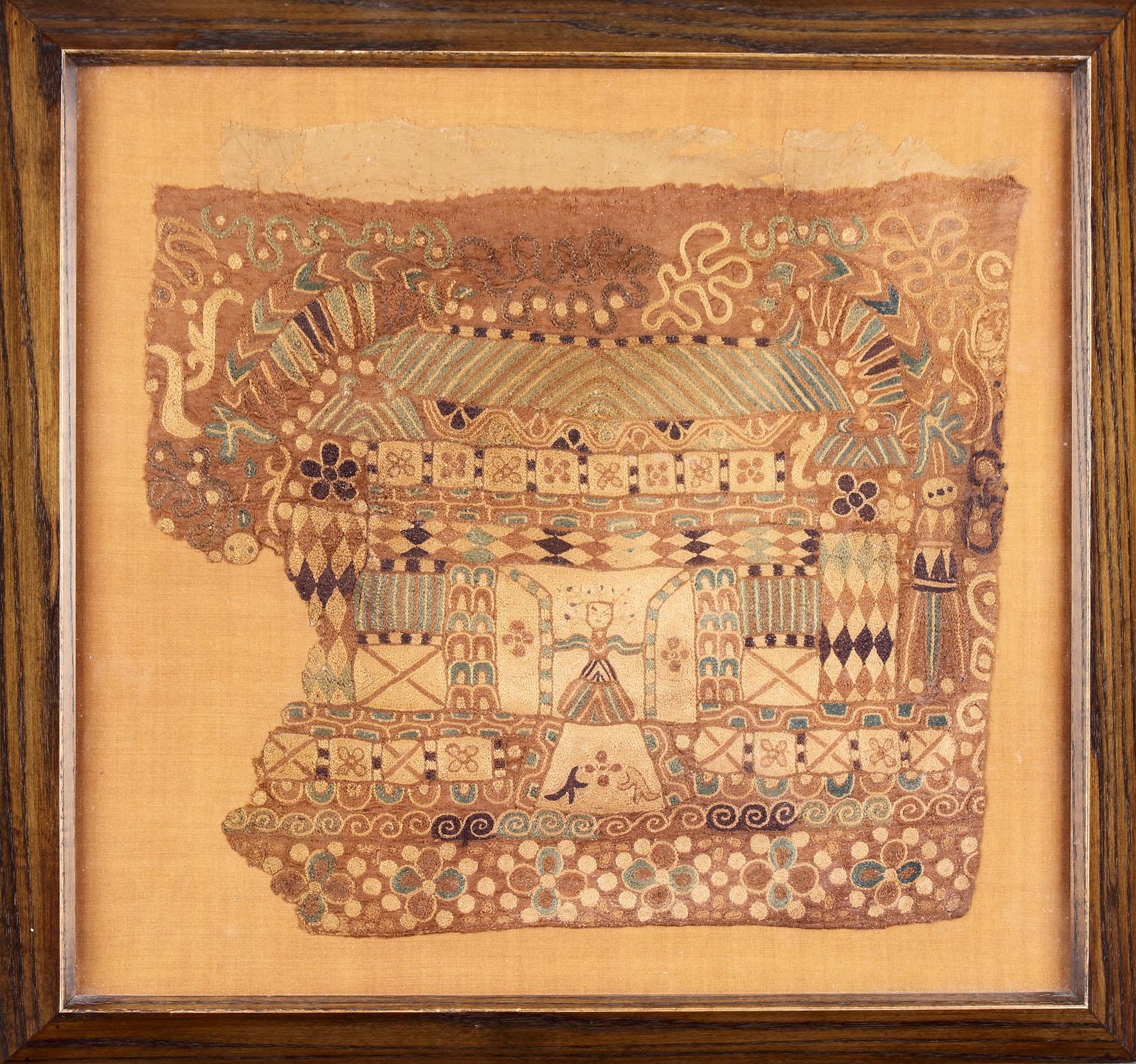 Ein sehr seltenes Textil mit einer Szene, in der eine Frau eine Tür öffnet 
Kettenstickerei auf Damast
China
Spätes 5. Jahrhundert AD

Größe: 26cm hoch, 30,5cm breit - 10¼ ins hoch, 12 ins breit

Provenienz: 
Ex-Privatsammlung
Ex Francesca Galloway