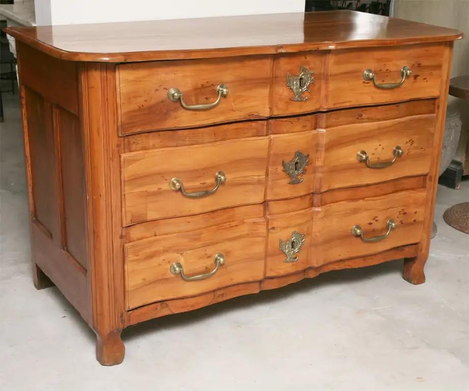 Très rare Commode Louis XV en bois d'olivier à trois tiroirs avec façade en albalette.  Probablement de Lyon, France.  Cette pièce a un cadre en noyer.  
Le mieux est de vérifier auprès de 1st dibs pour obtenir un devis d'expédition.