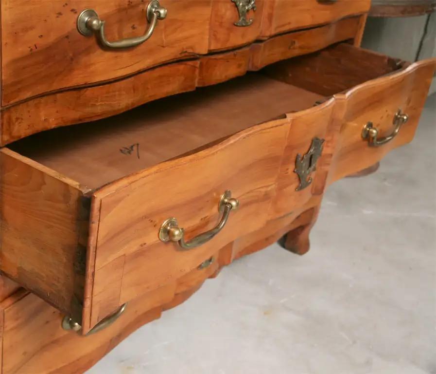 Français Commode Louis XV très rare à trois tiroirs en bois d'olivier en vente