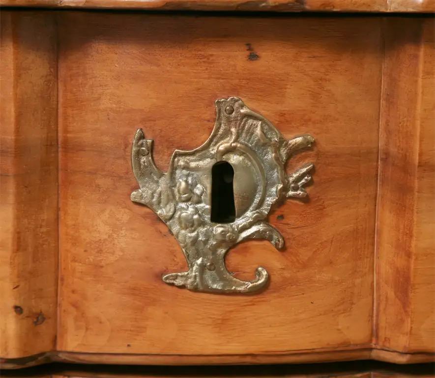 Sculpté Commode Louis XV très rare à trois tiroirs en bois d'olivier en vente
