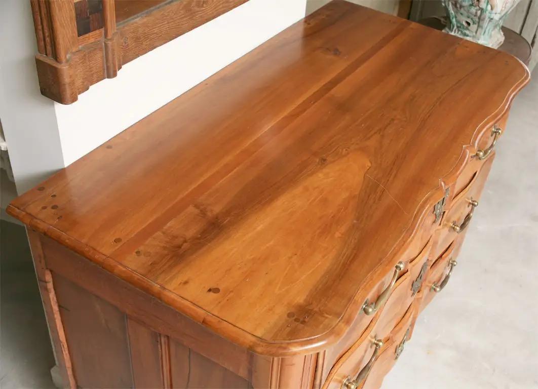 Olivier Commode Louis XV très rare à trois tiroirs en bois d'olivier en vente