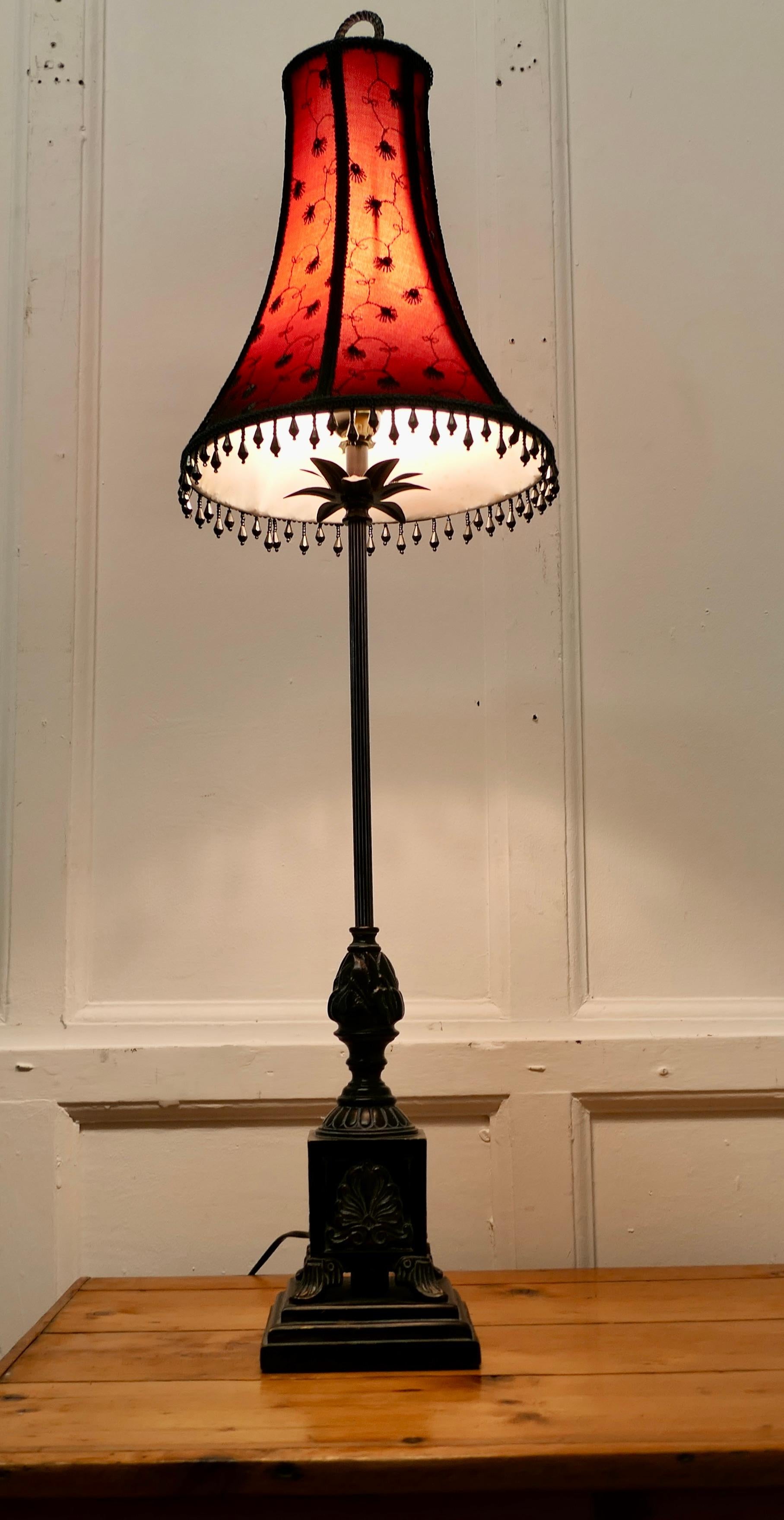 Große, sehr scharlachrote, gotische Witches-Lampe   (Mitte des 20. Jahrhunderts) im Angebot