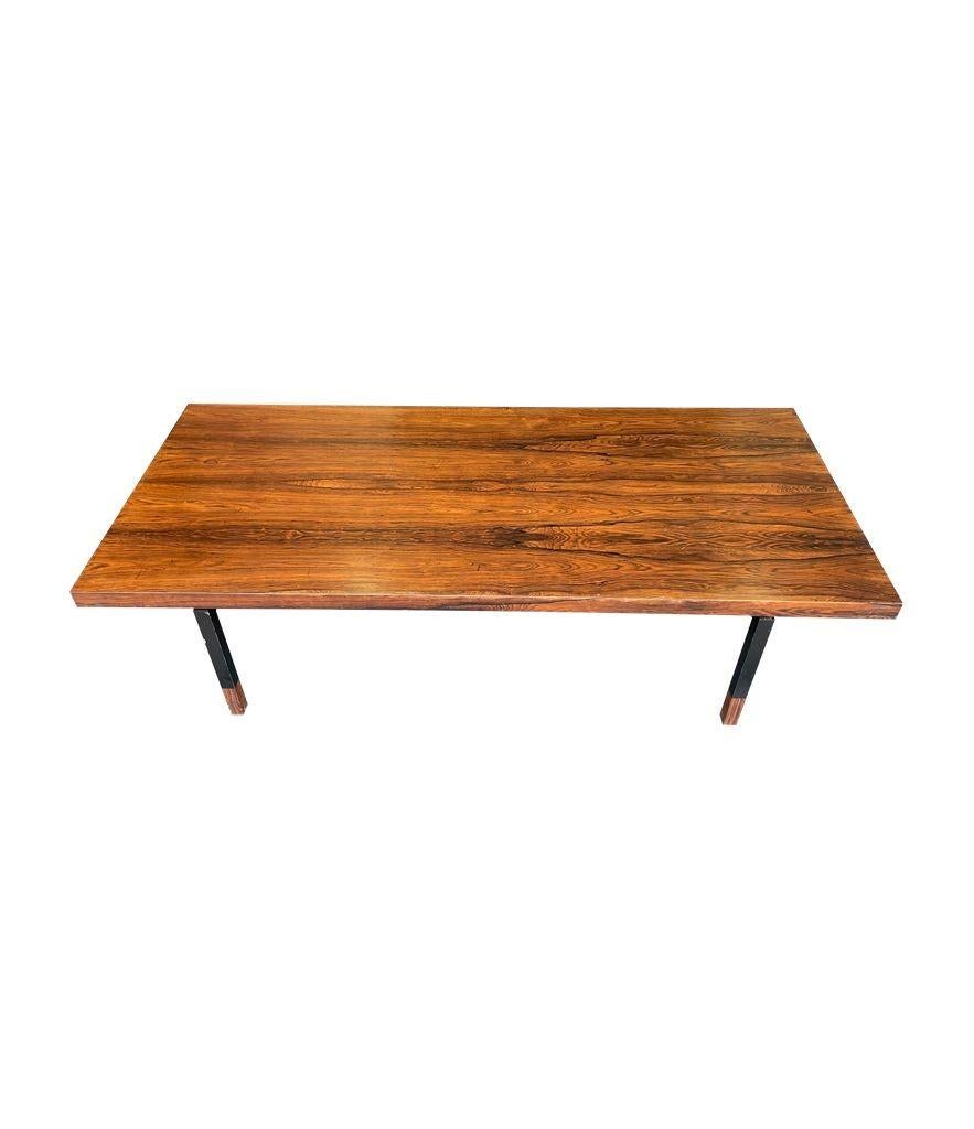 Table basse danoise des années 1960 très élégante avec un cadre et des pieds en métal noir. en vente 3