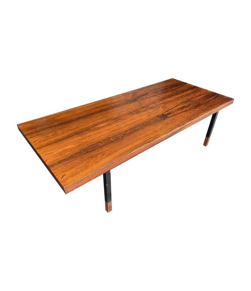 Table basse danoise des années 1960 très élégante avec un cadre et des pieds en métal noir. en vente 4