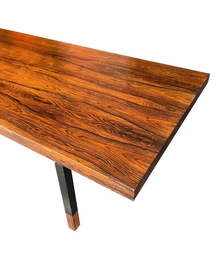 Table basse danoise des années 1960 très élégante avec un cadre et des pieds en métal noir. en vente 6