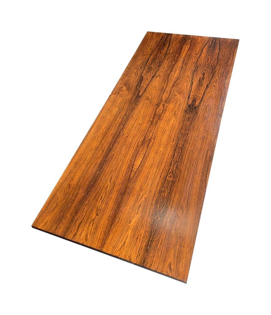 Table basse danoise des années 1960 très élégante avec un cadre et des pieds en métal noir. en vente 7