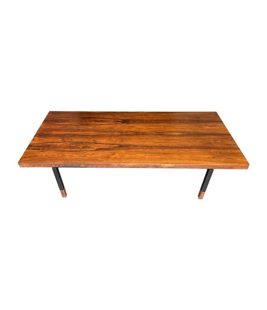 Table basse danoise des années 1960 très élégante avec un cadre et des pieds en métal noir. en vente 8