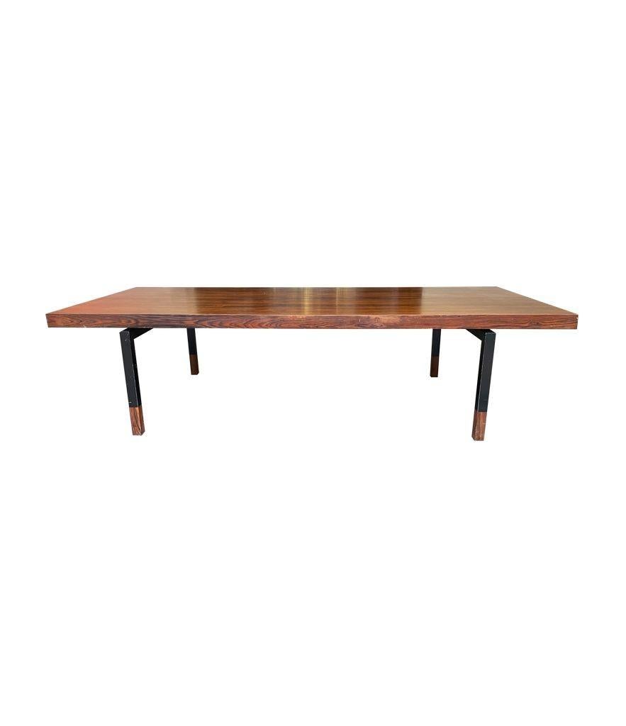 Table basse danoise des années 1960 très élégante avec un cadre et des pieds en métal noir. en vente 9