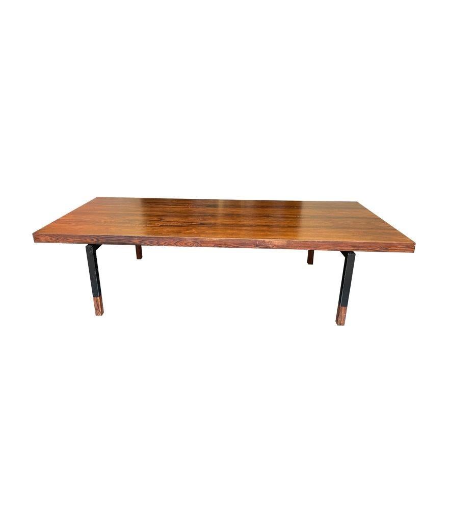 Table basse danoise des années 1960 très élégante avec un cadre et des pieds en métal noir. en vente 10