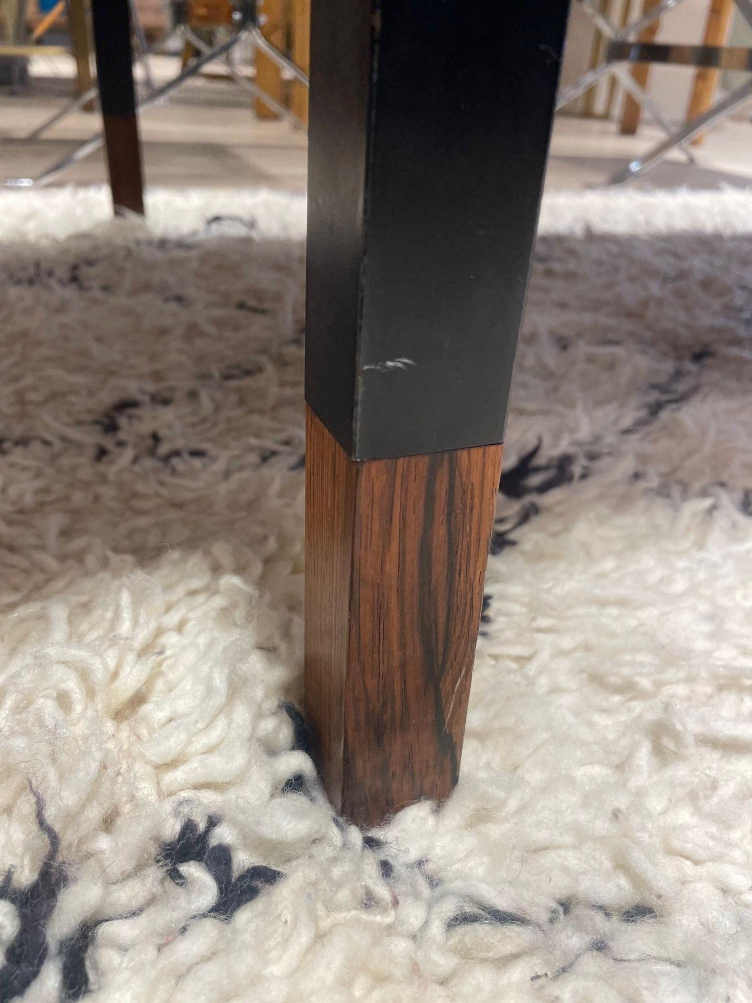 Table basse danoise des années 1960 très élégante avec un cadre et des pieds en métal noir. en vente 11
