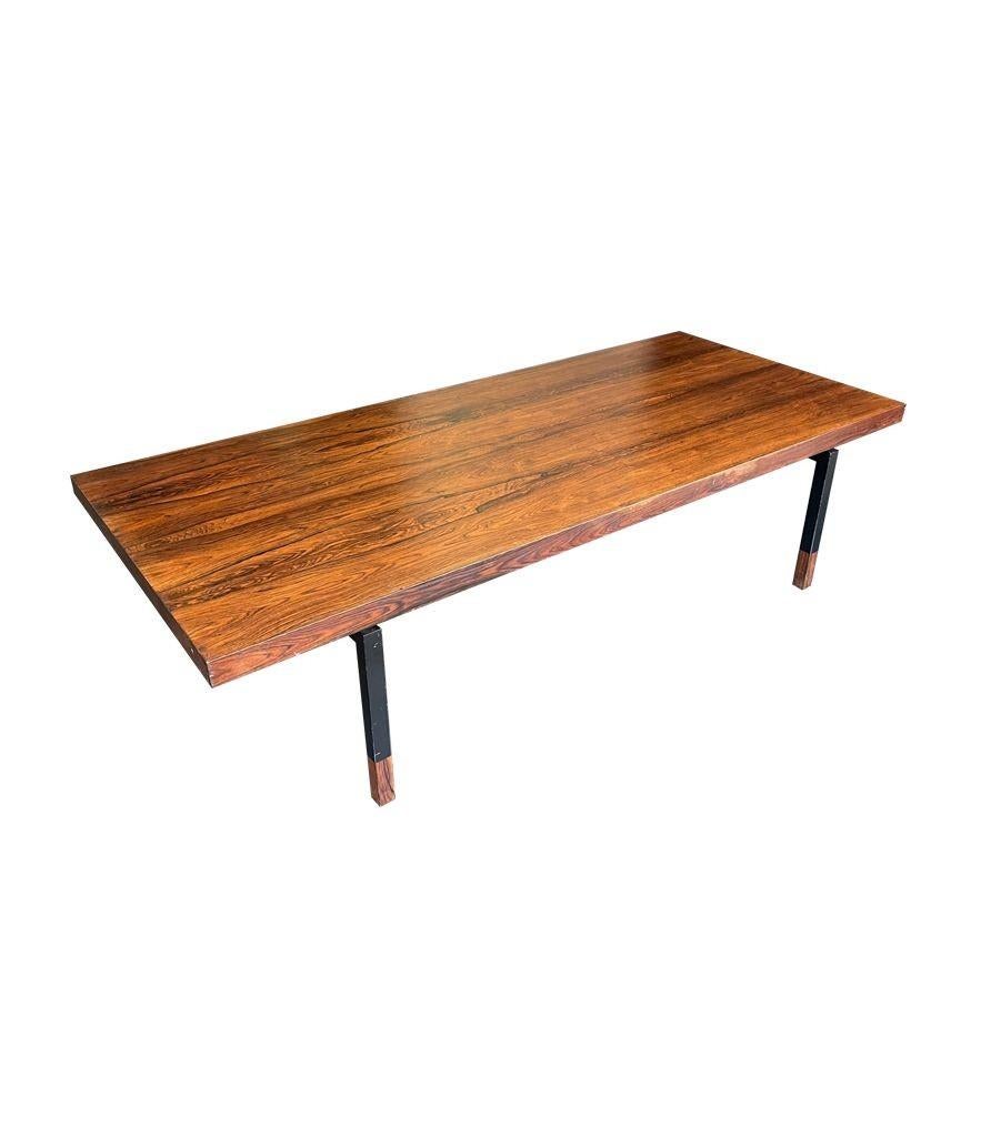 Table basse danoise des années 1960 très élégante avec un cadre et des pieds en métal noir. en vente 12