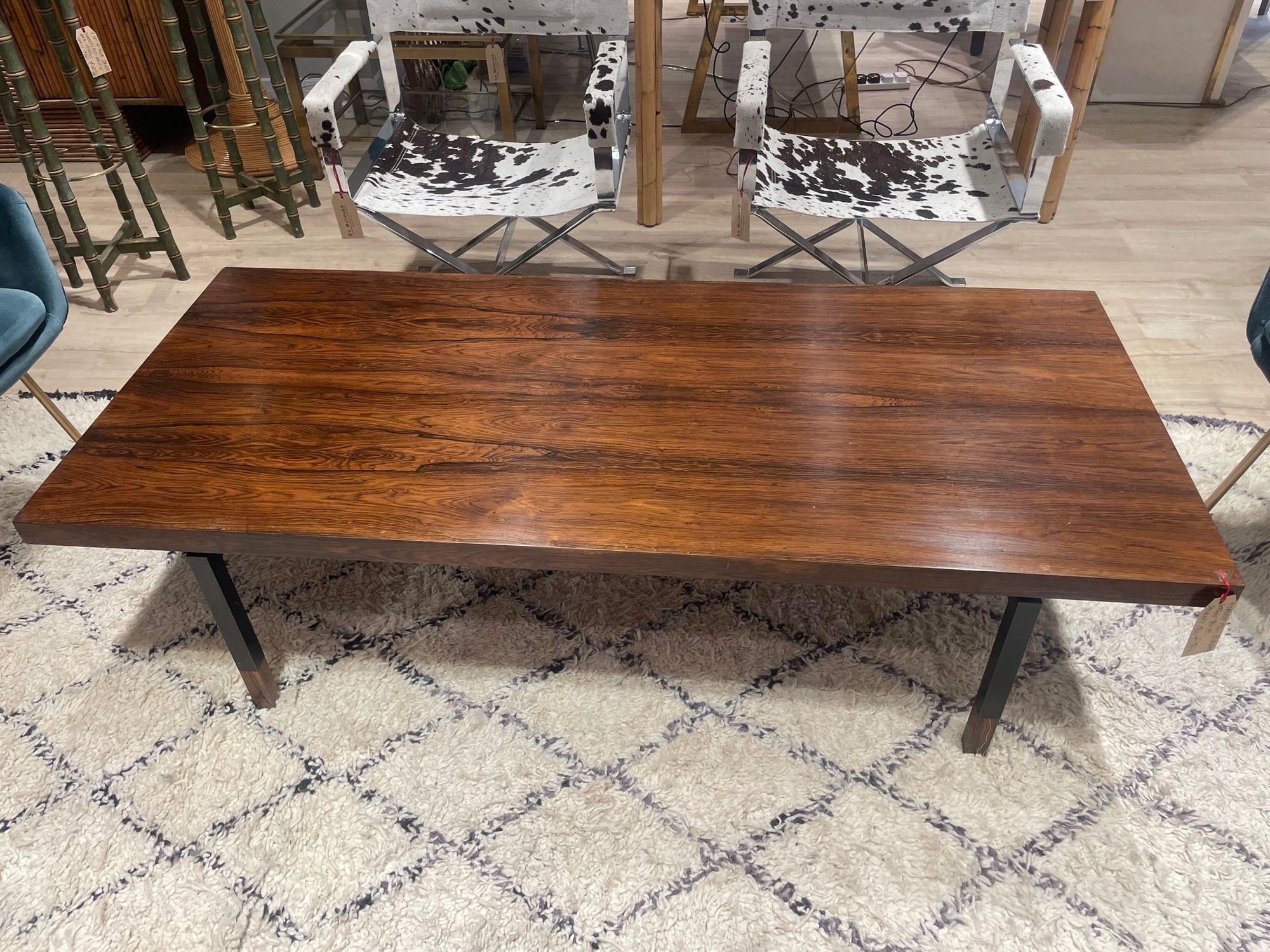 Une table basse danoise des années 1960 très élégante et bien conçue dans le style de Knud Jensen pour Jason Møbler avec des pieds métalliques et inclinés sur un cadre flottant. Il a une belle patine riche et un plateau en verre qui est inclus si