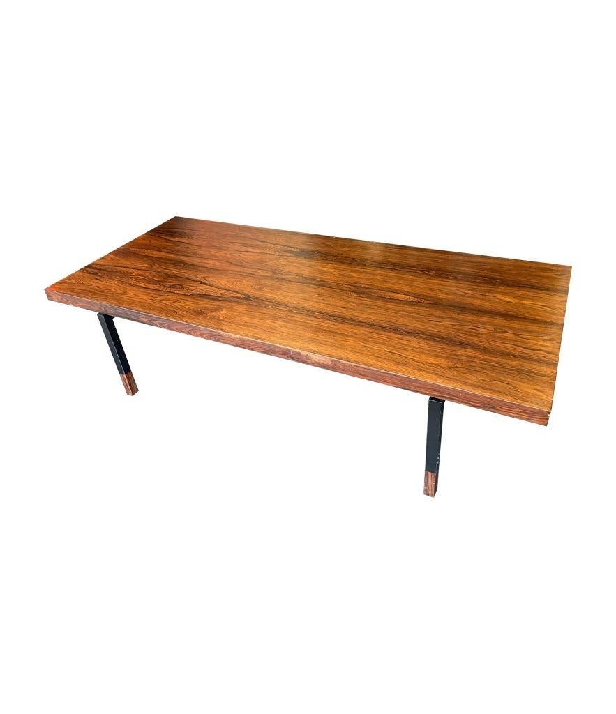 Table basse danoise des années 1960 très élégante avec un cadre et des pieds en métal noir. en vente 13