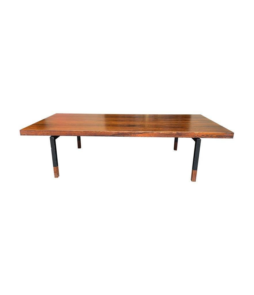 Mid-Century Modern Table basse danoise des années 1960 très élégante avec un cadre et des pieds en métal noir. en vente
