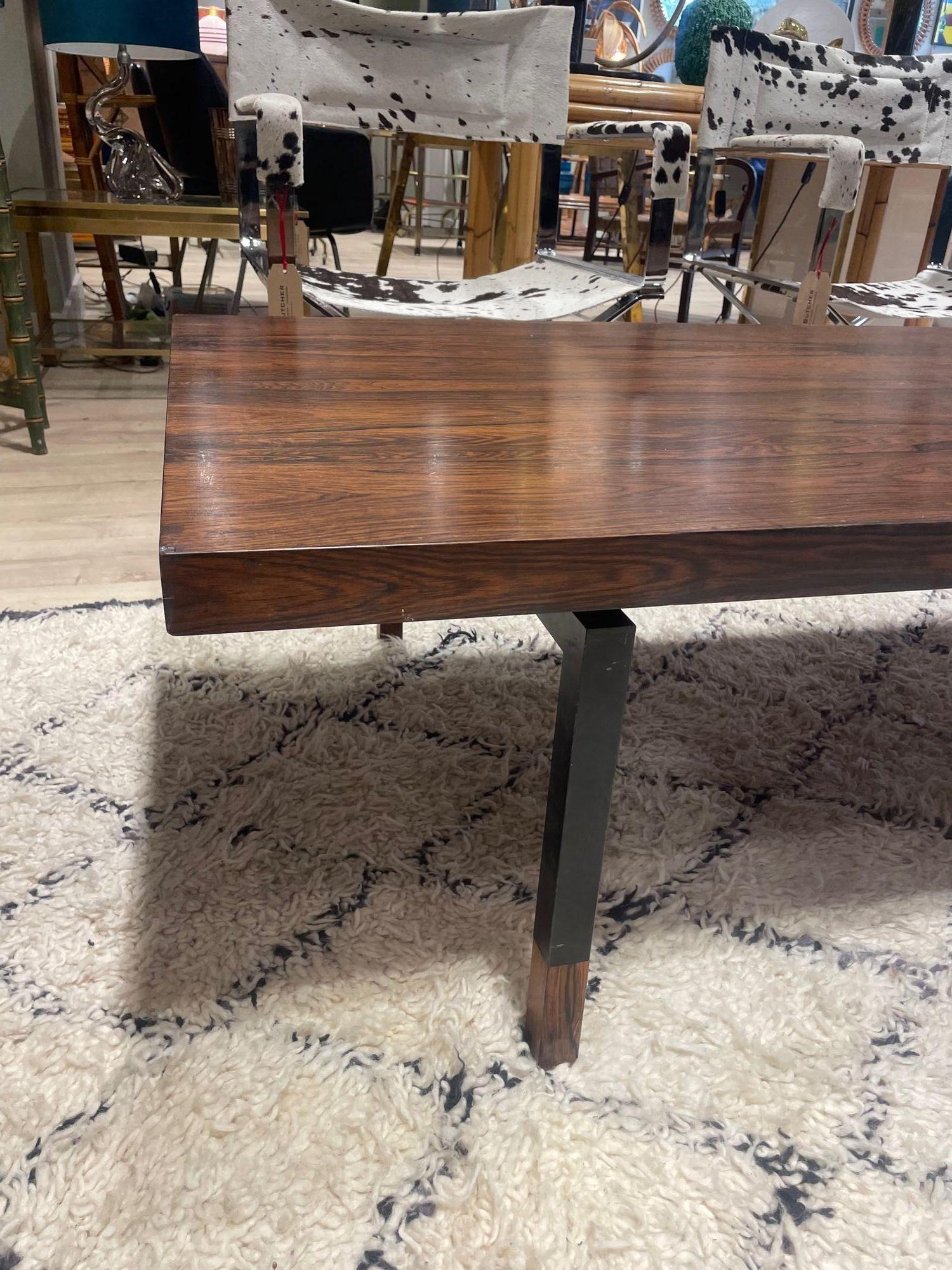 Danois Table basse danoise des années 1960 très élégante avec un cadre et des pieds en métal noir. en vente