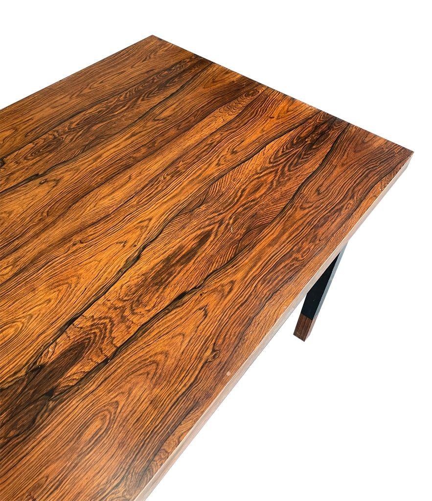 Table basse danoise des années 1960 très élégante avec un cadre et des pieds en métal noir. Bon état - En vente à London, GB