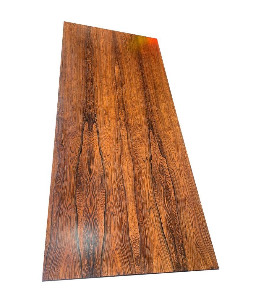 Milieu du XXe siècle Table basse danoise des années 1960 très élégante avec un cadre et des pieds en métal noir. en vente