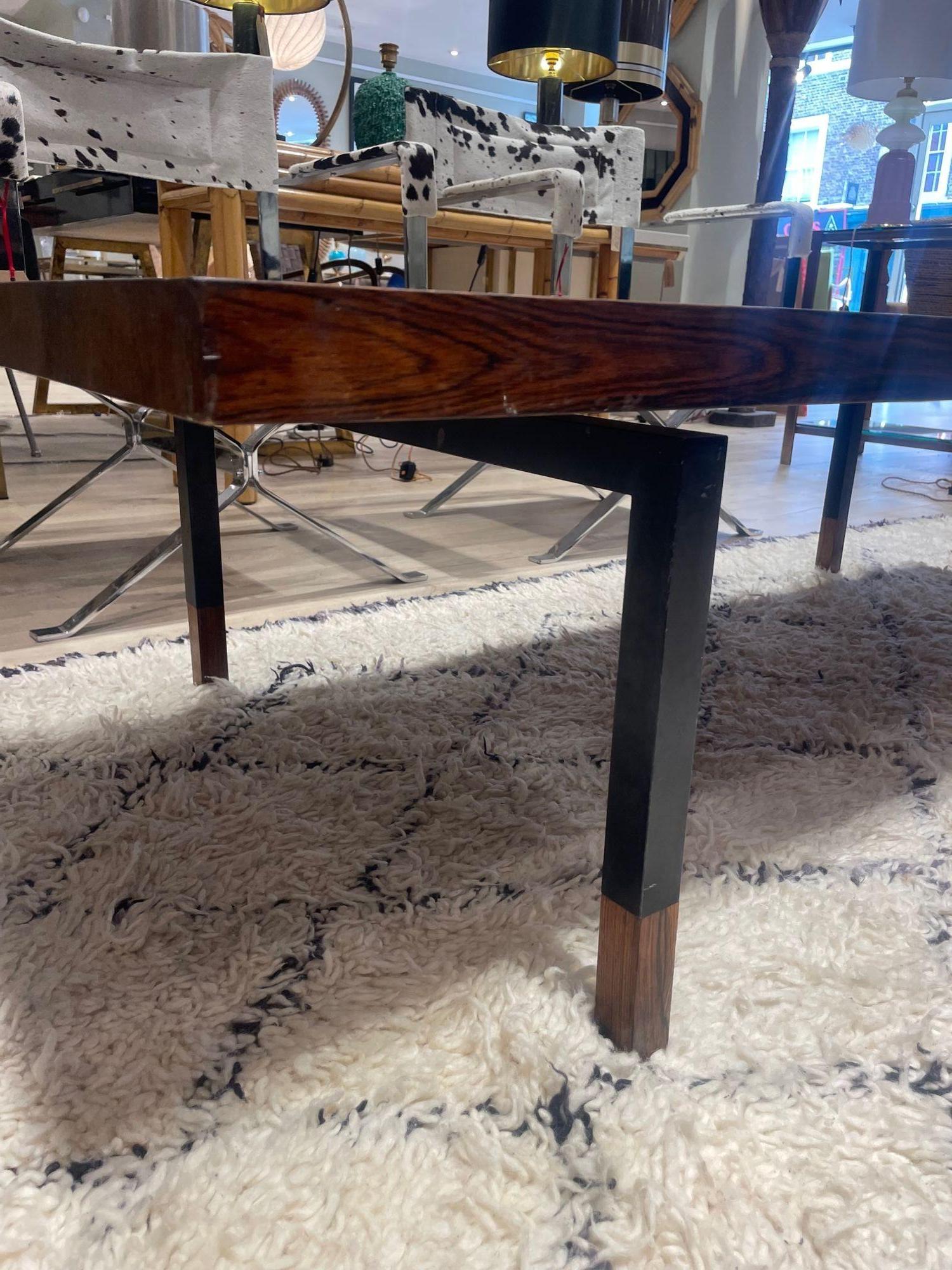 Métal Table basse danoise des années 1960 très élégante avec un cadre et des pieds en métal noir. en vente