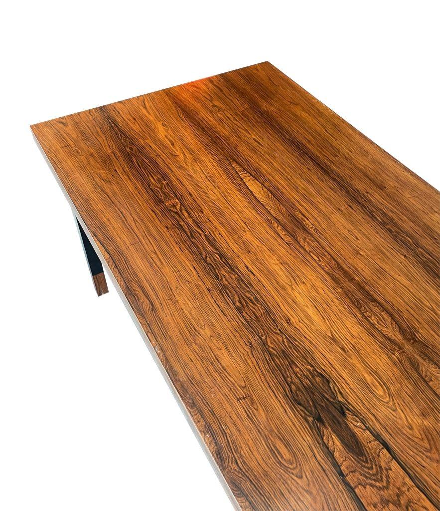 Table basse danoise des années 1960 très élégante avec un cadre et des pieds en métal noir. en vente 1