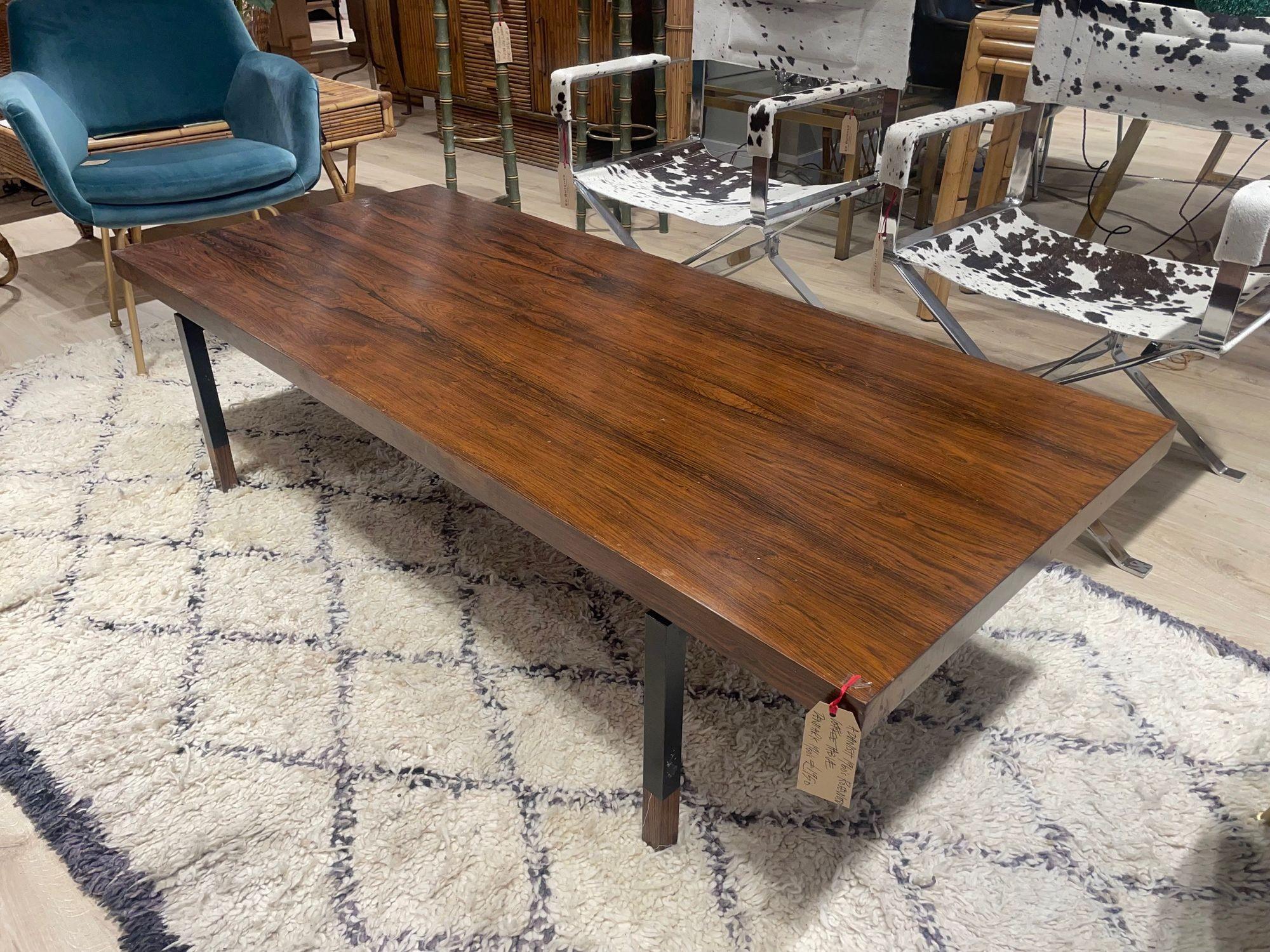 Table basse danoise des années 1960 très élégante avec un cadre et des pieds en métal noir. en vente 2