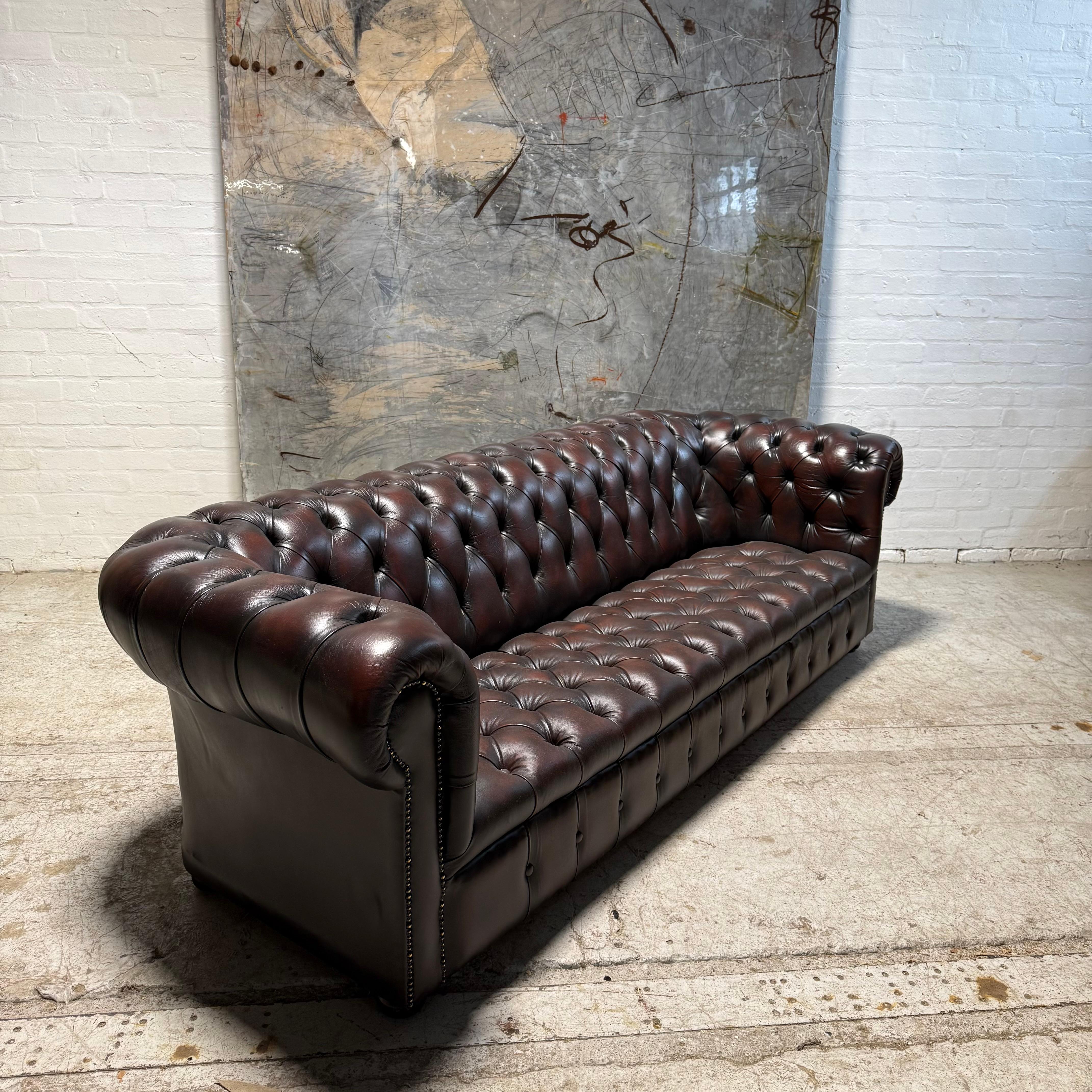 Inglese Un elegante divano a 4 posti Chesterfield in pelle della fine del XX secolo - marrone scuro in vendita
