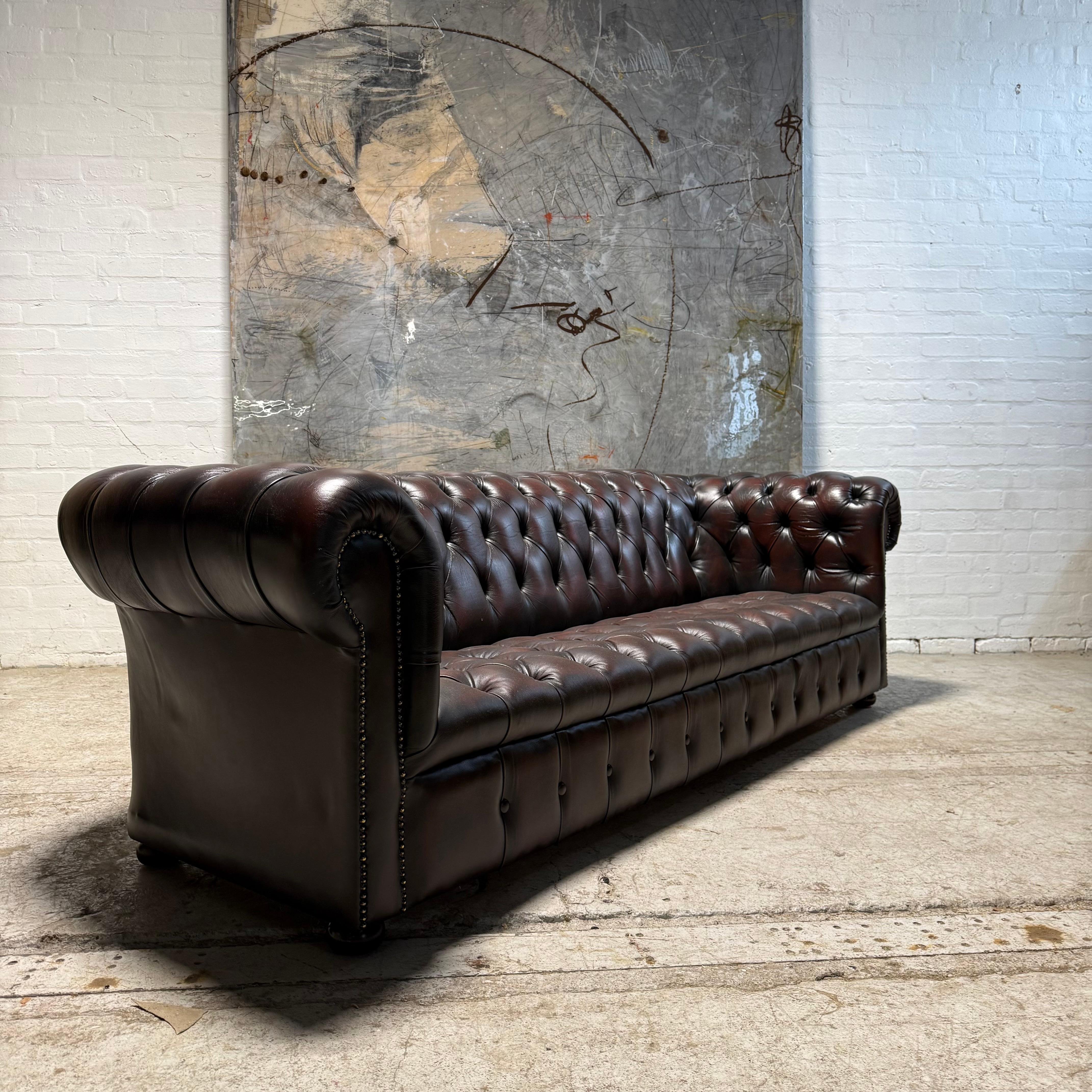 Un elegante divano a 4 posti Chesterfield in pelle della fine del XX secolo - marrone scuro In condizioni buone in vendita a London, GB