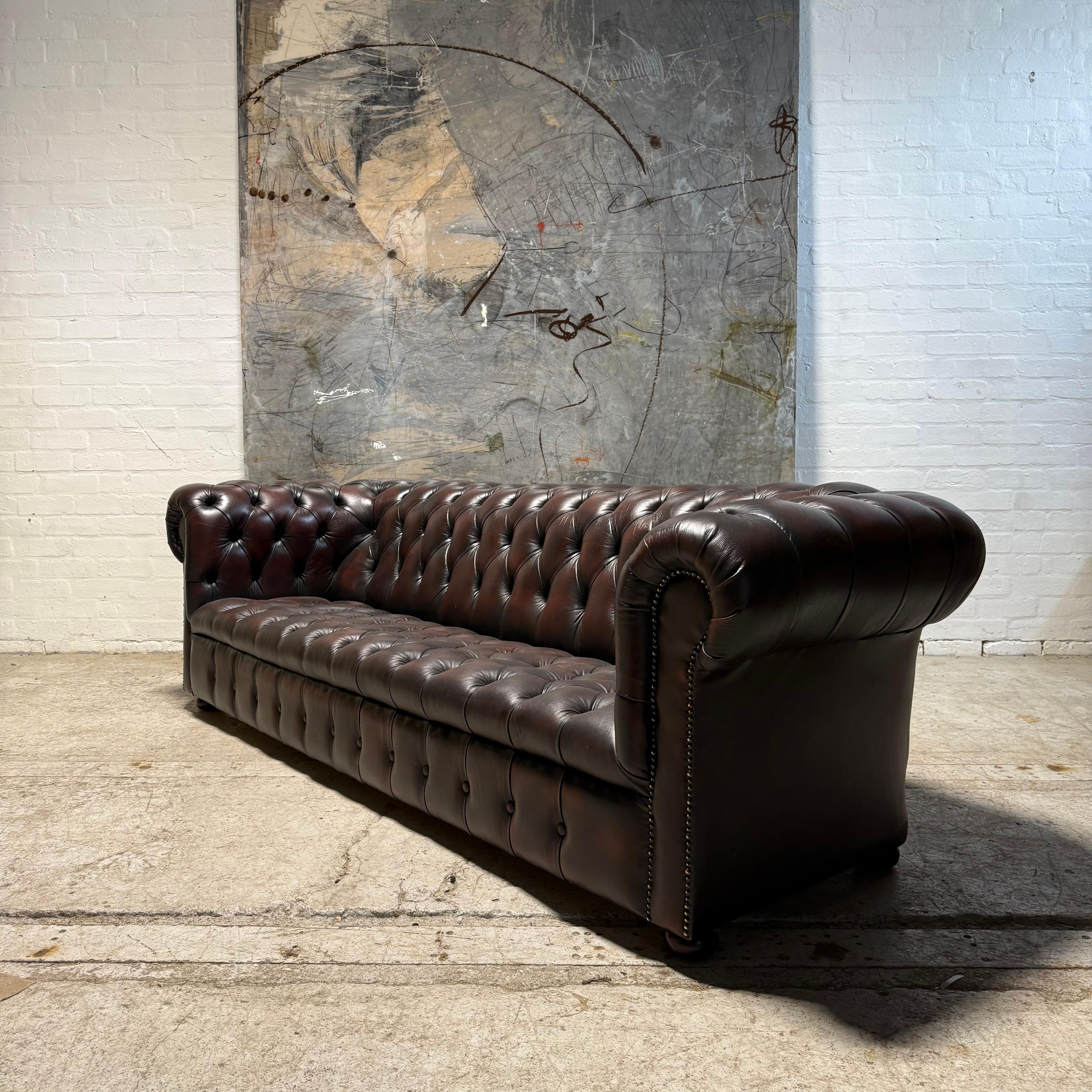 Un elegante divano a 4 posti Chesterfield in pelle della fine del XX secolo - marrone scuro in vendita 1