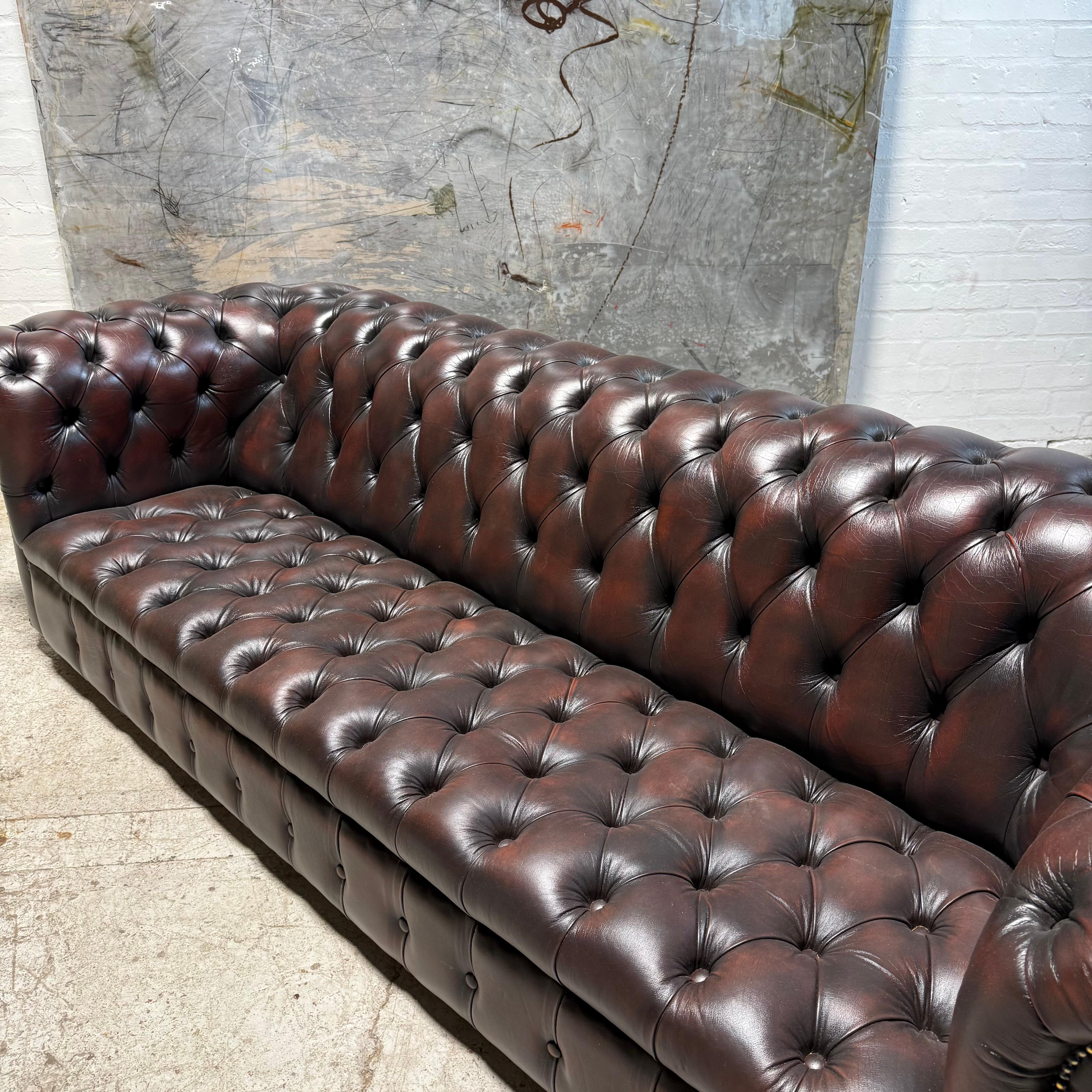 Un elegante divano a 4 posti Chesterfield in pelle della fine del XX secolo - marrone scuro in vendita 2