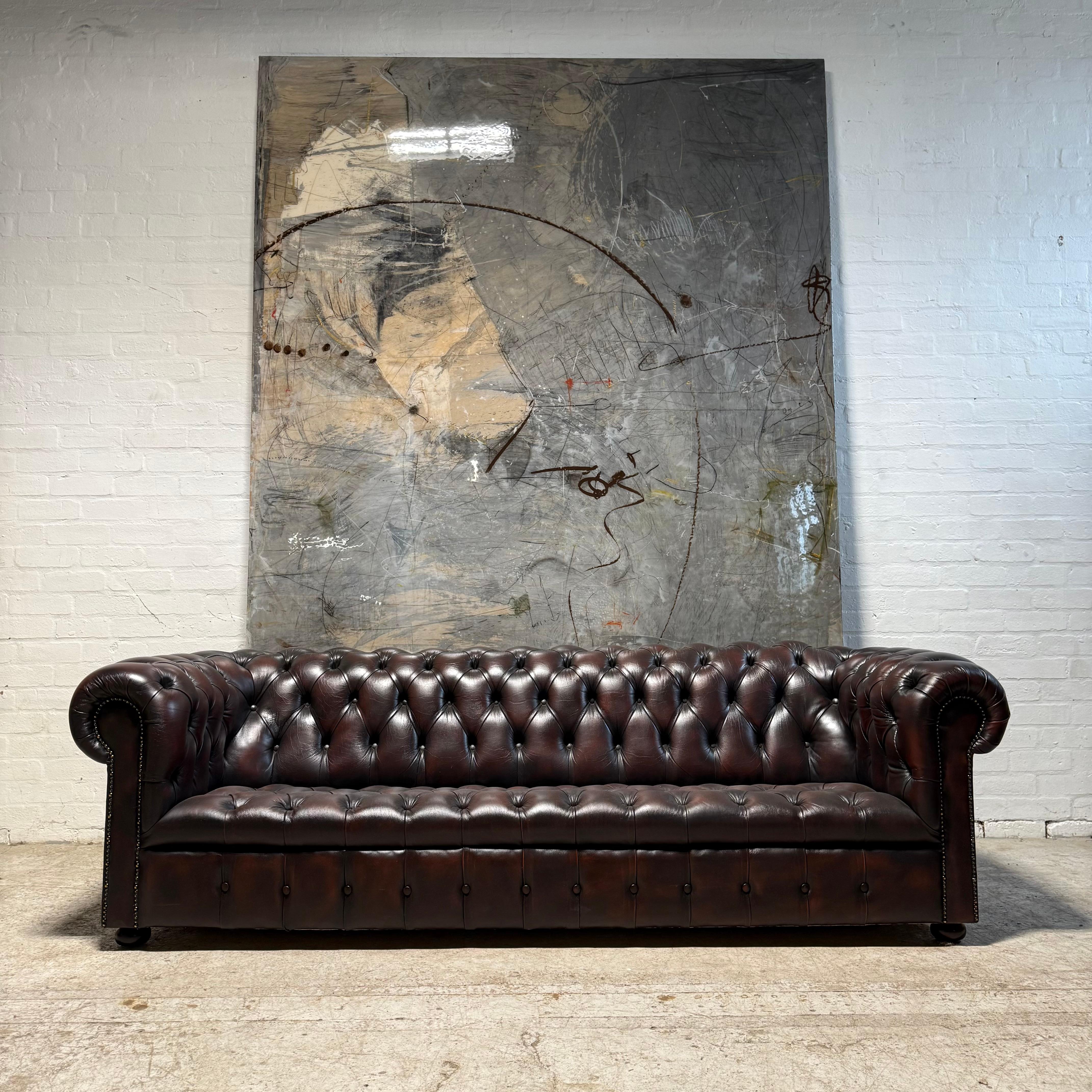 Un elegante divano a 4 posti Chesterfield in pelle della fine del XX secolo - marrone scuro in vendita 3