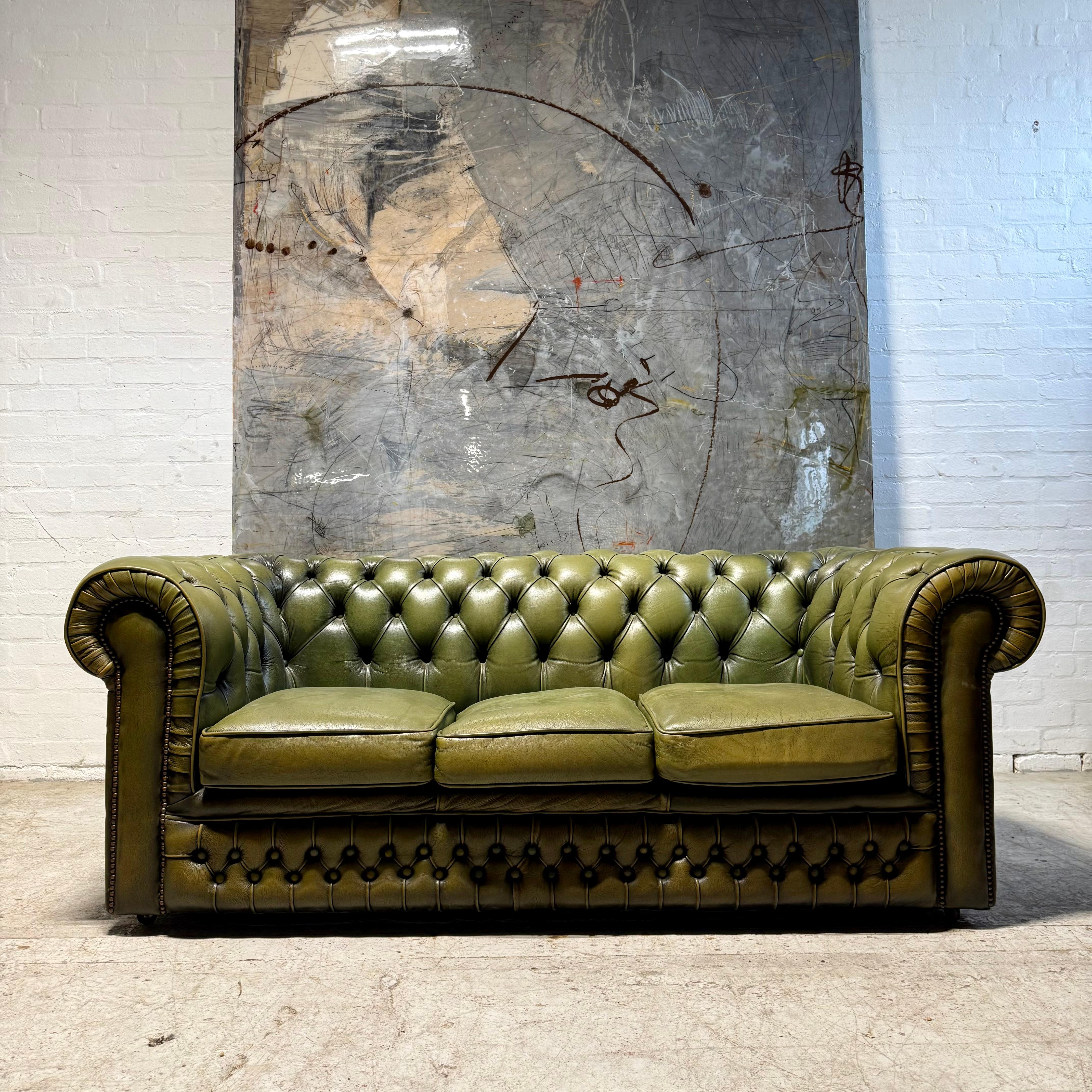 En tant que fabricant de meubles et revendeur LAPADA, nous disposons non seulement de pièces issues de notre propre collection, mais aussi d'environ 350 meubles Chesterfield en cuir datant des 19e et 20e siècles.

Cette pièce particulière est très