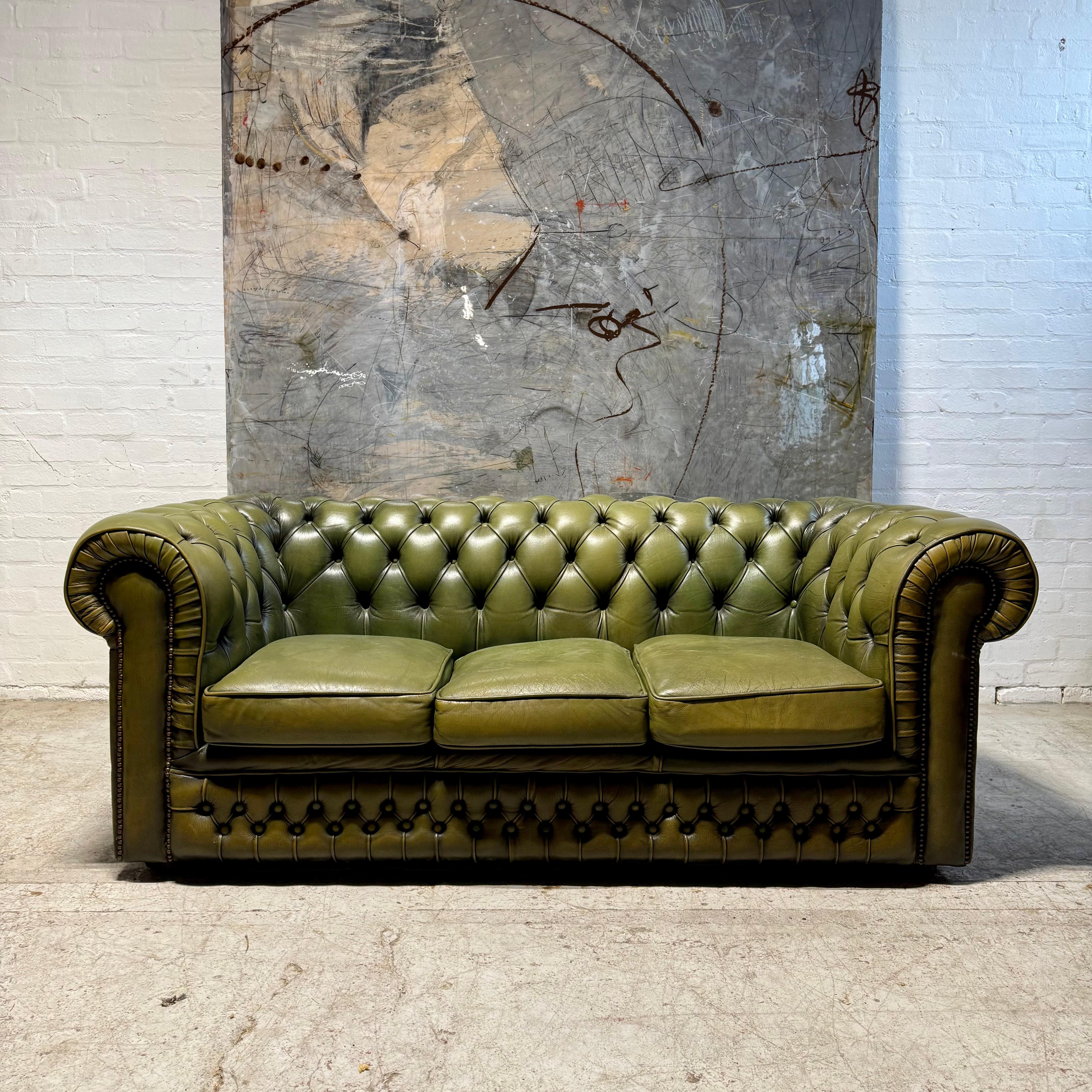 Anglais Un très beau canapé Chesterfield en cuir vert olive de la fin du 20e siècle en vente