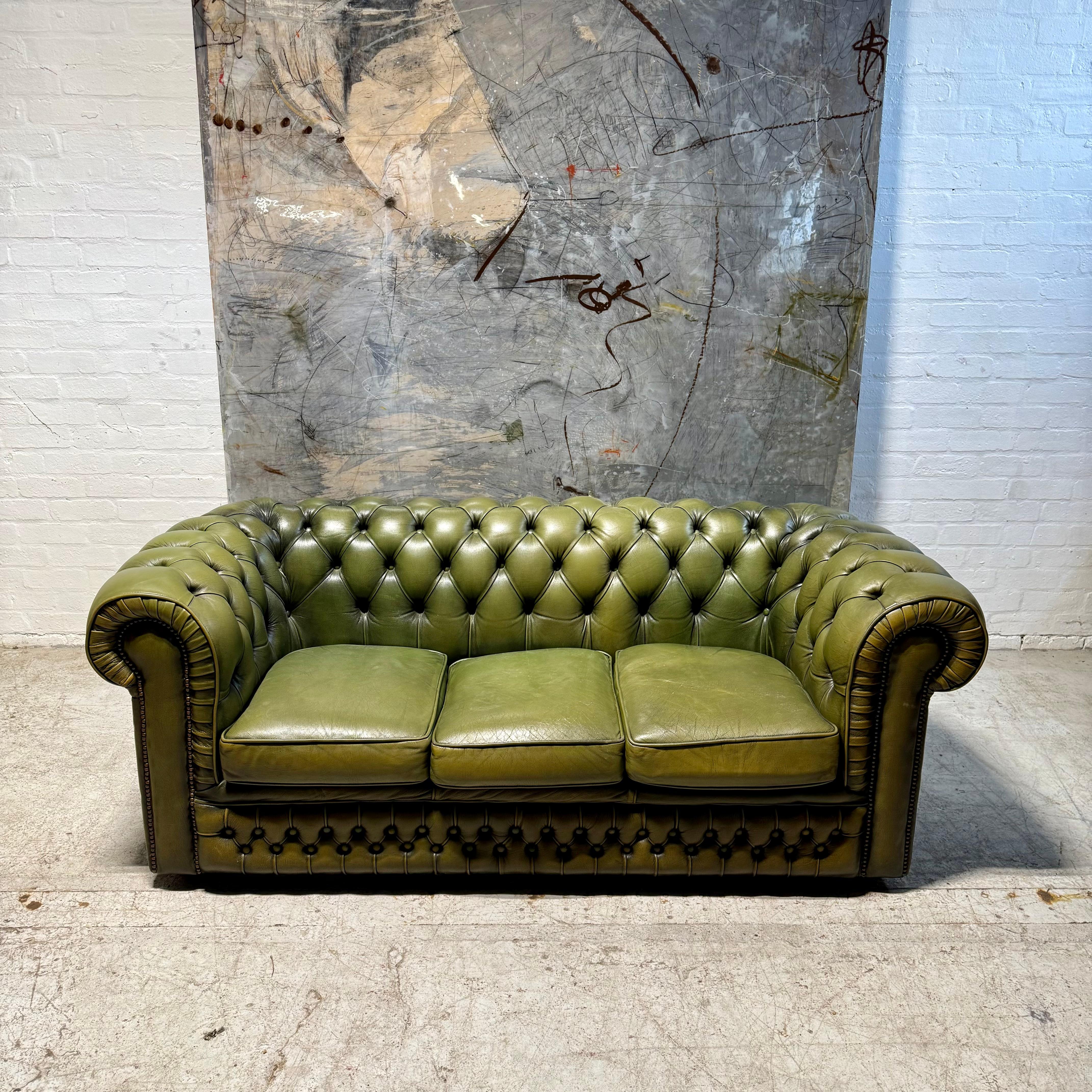 Un très beau canapé Chesterfield en cuir vert olive de la fin du 20e siècle Bon état - En vente à London, GB