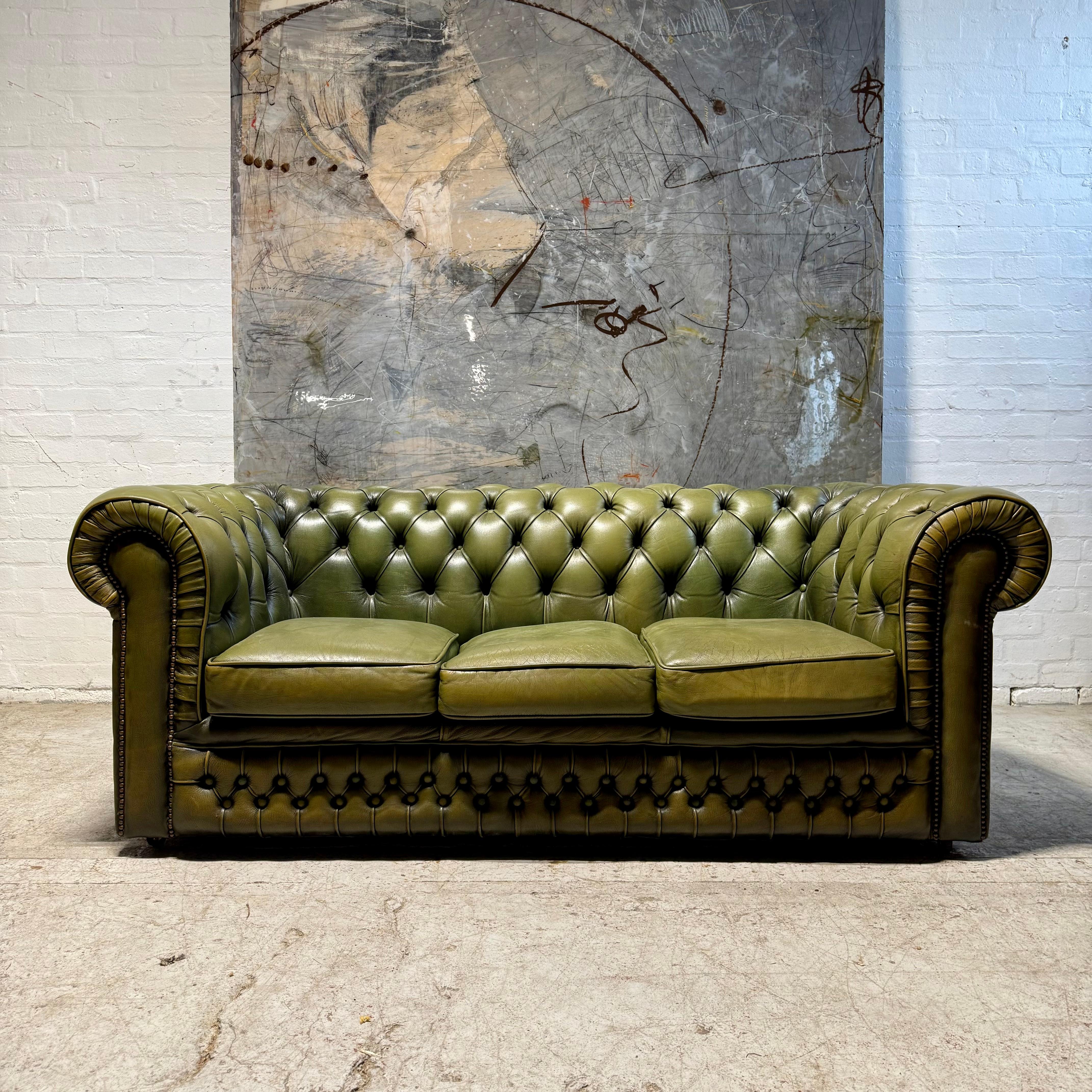 20ième siècle Un très beau canapé Chesterfield en cuir vert olive de la fin du 20e siècle en vente