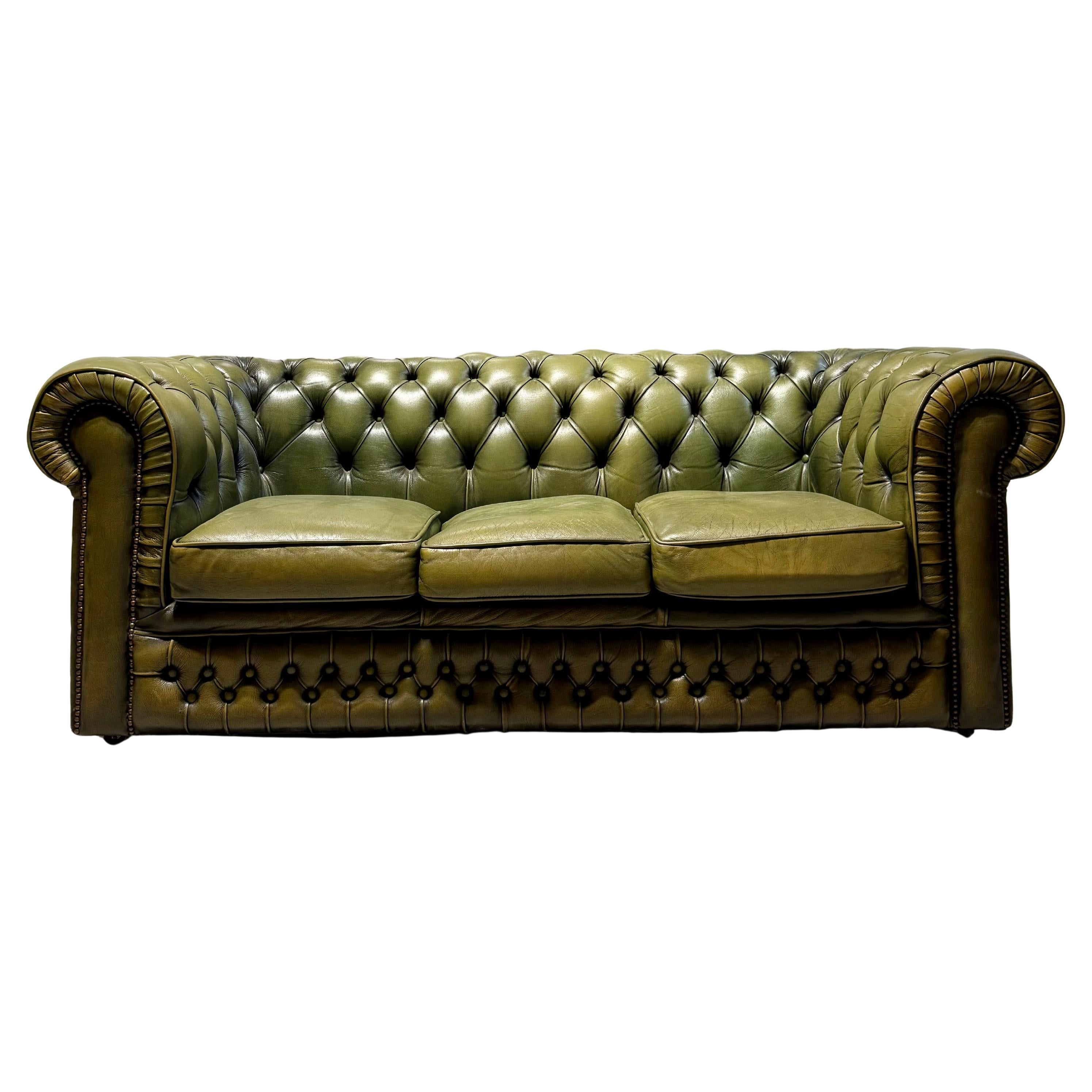 Elegante sofá Chesterfield de cuero verde oliva de finales del siglo XX