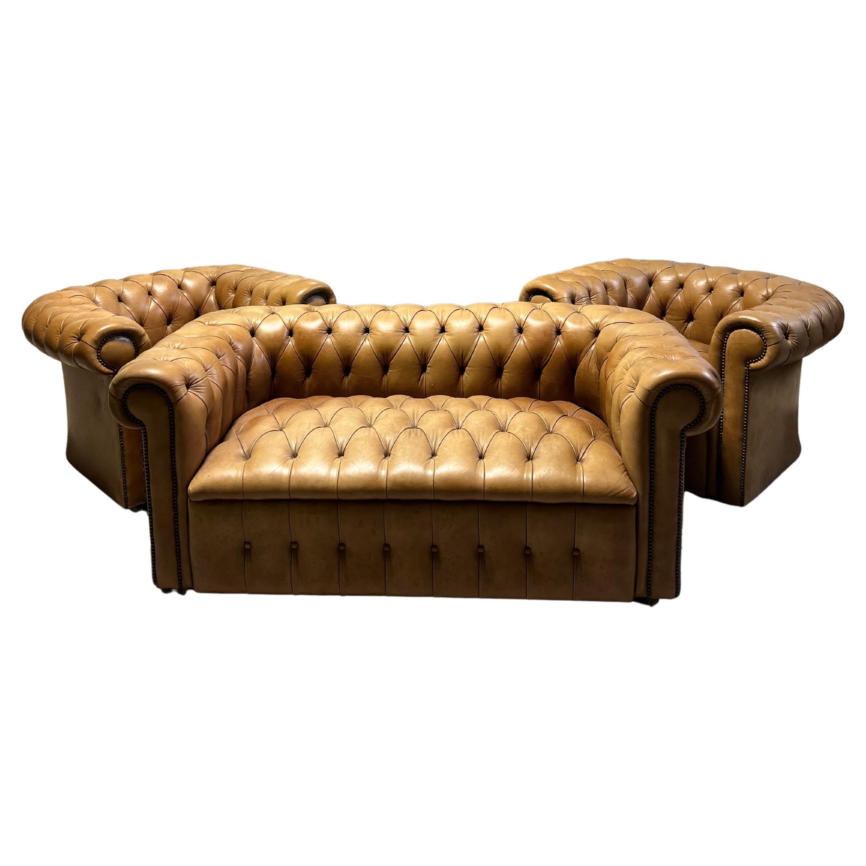Un par de sillones Chesterfield de cuero de mediados del siglo XX muy elegantes y cuidados
