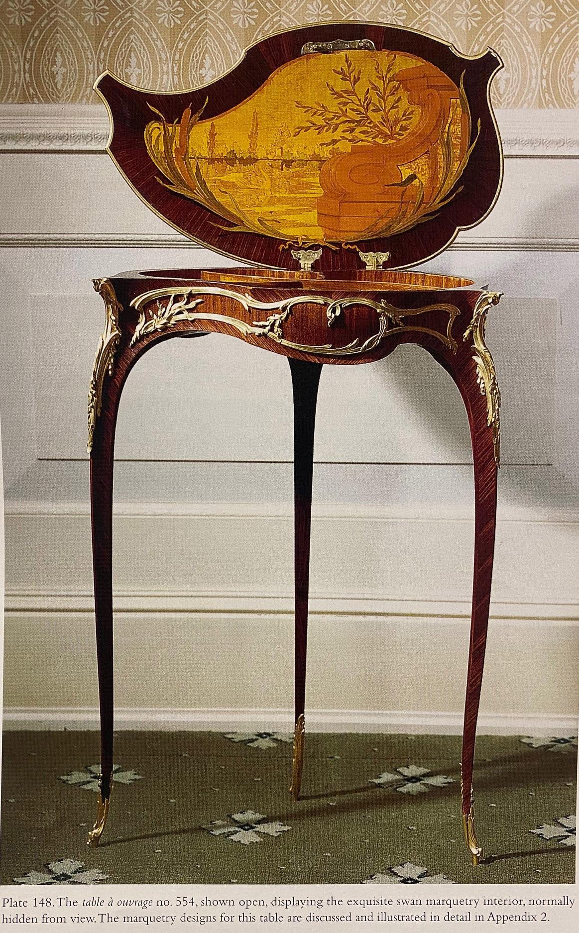 Ein ganz besonderer Coquille-Tisch mit vergoldeter Bronze und Intarsien von François Linke im Angebot 3