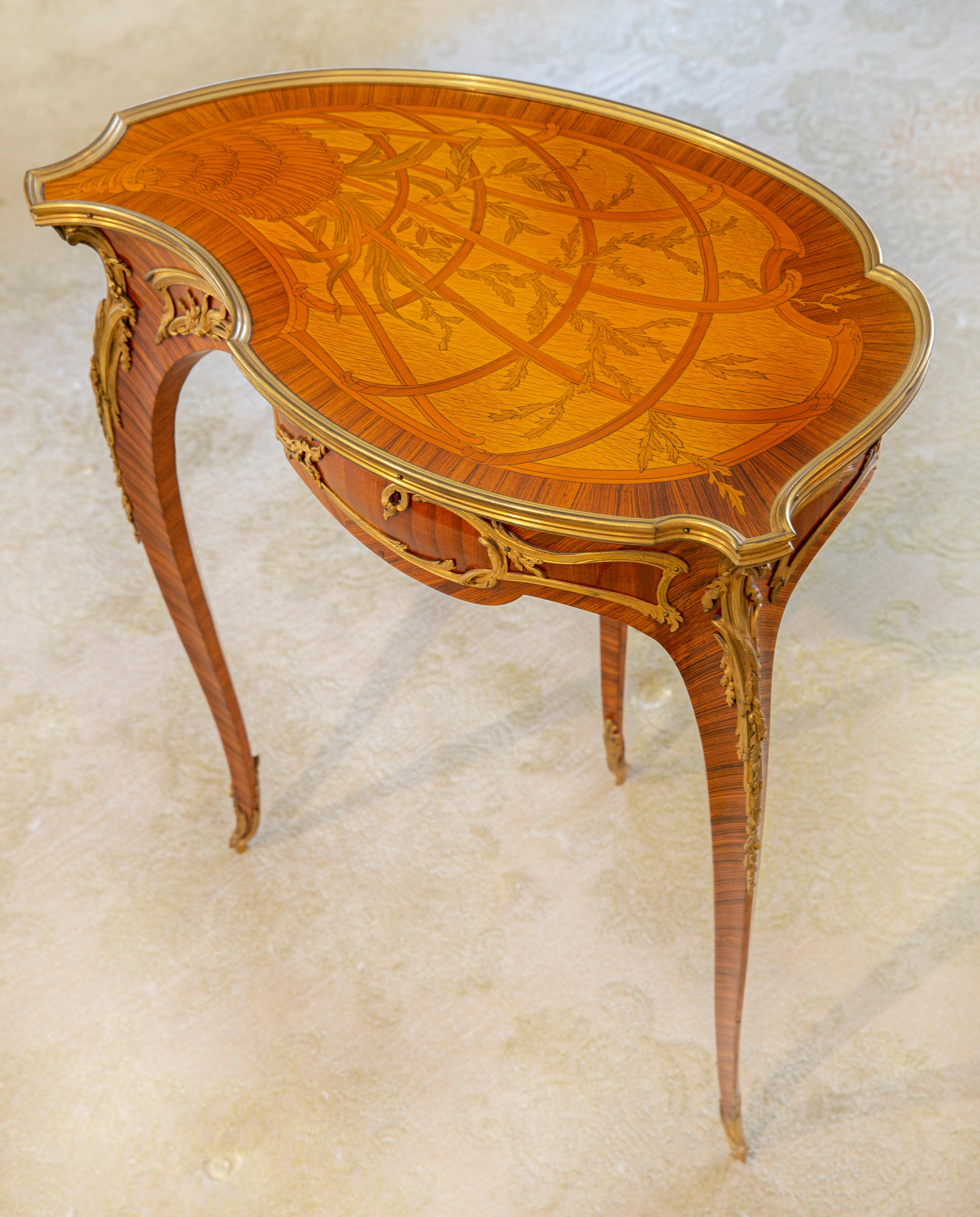 Ein ganz besonderer Tisch aus vergoldeter Bronze des frühen 20. Jahrhunderts aus Königsholz, Satiné, Stechpalme und Hainbuche mit Intarsien 