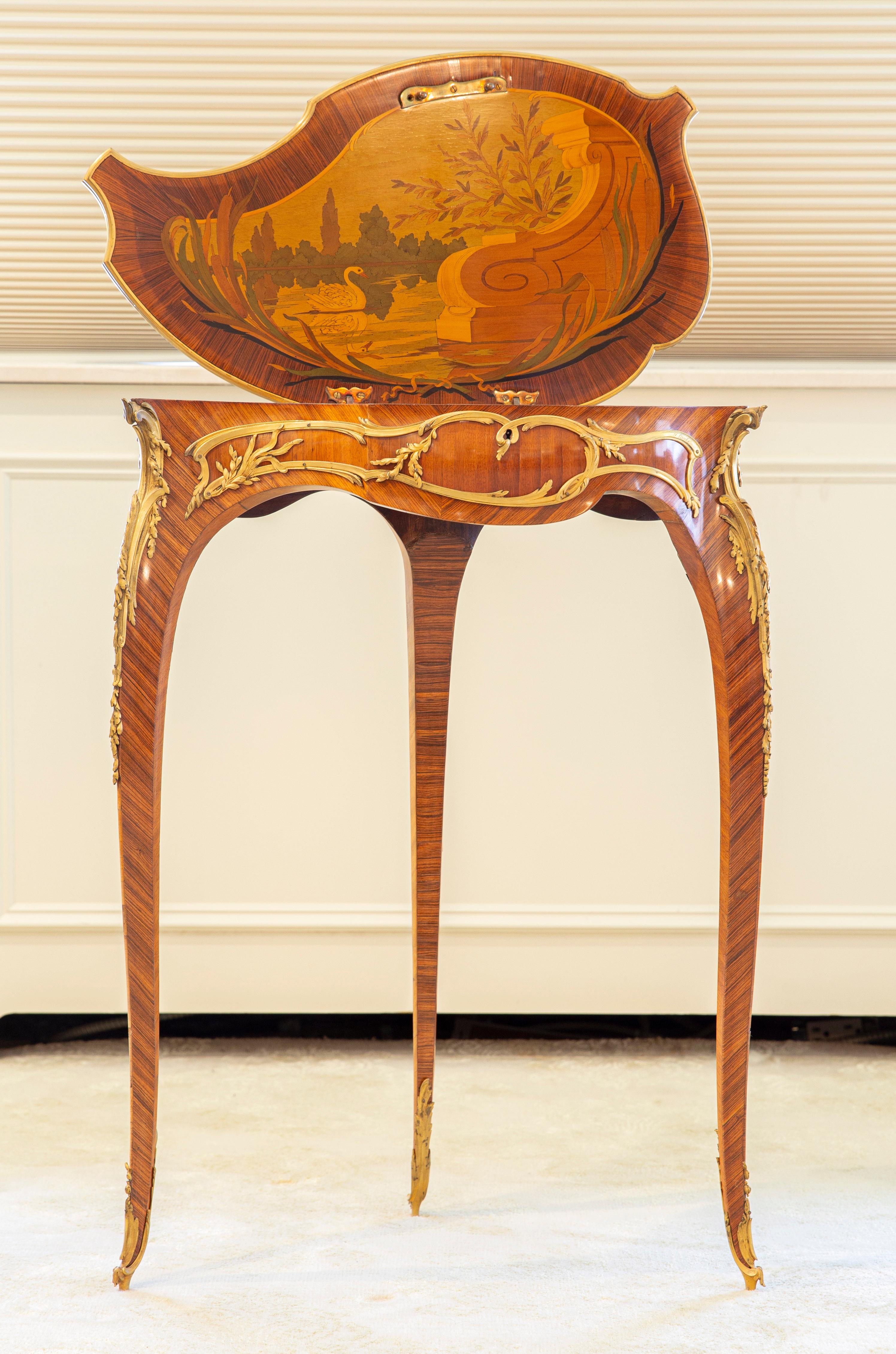Ein ganz besonderer Coquille-Tisch mit vergoldeter Bronze und Intarsien von François Linke (Französisch) im Angebot