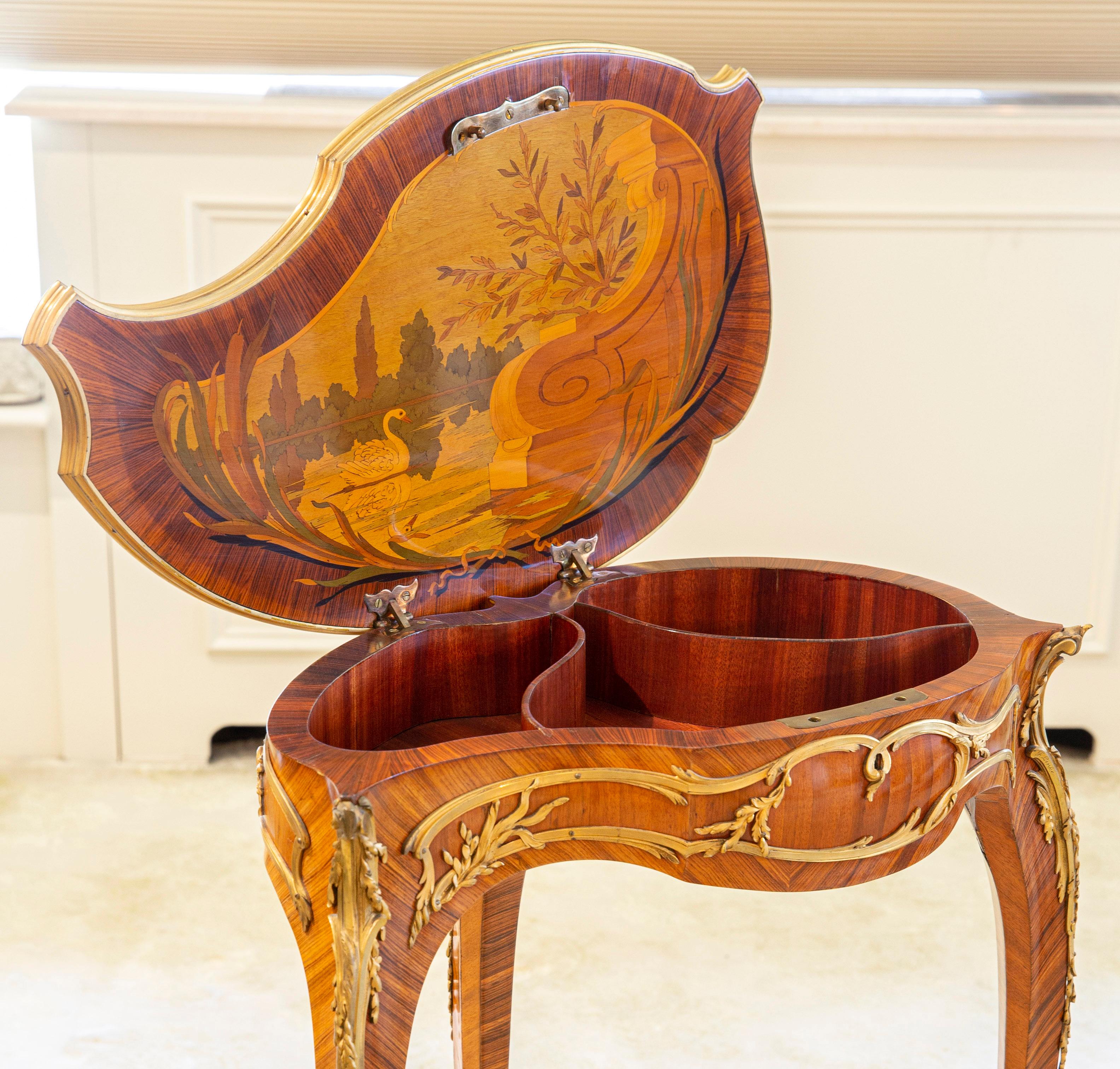 Ein ganz besonderer Coquille-Tisch mit vergoldeter Bronze und Intarsien von François Linke (Parkettarbeit) im Angebot