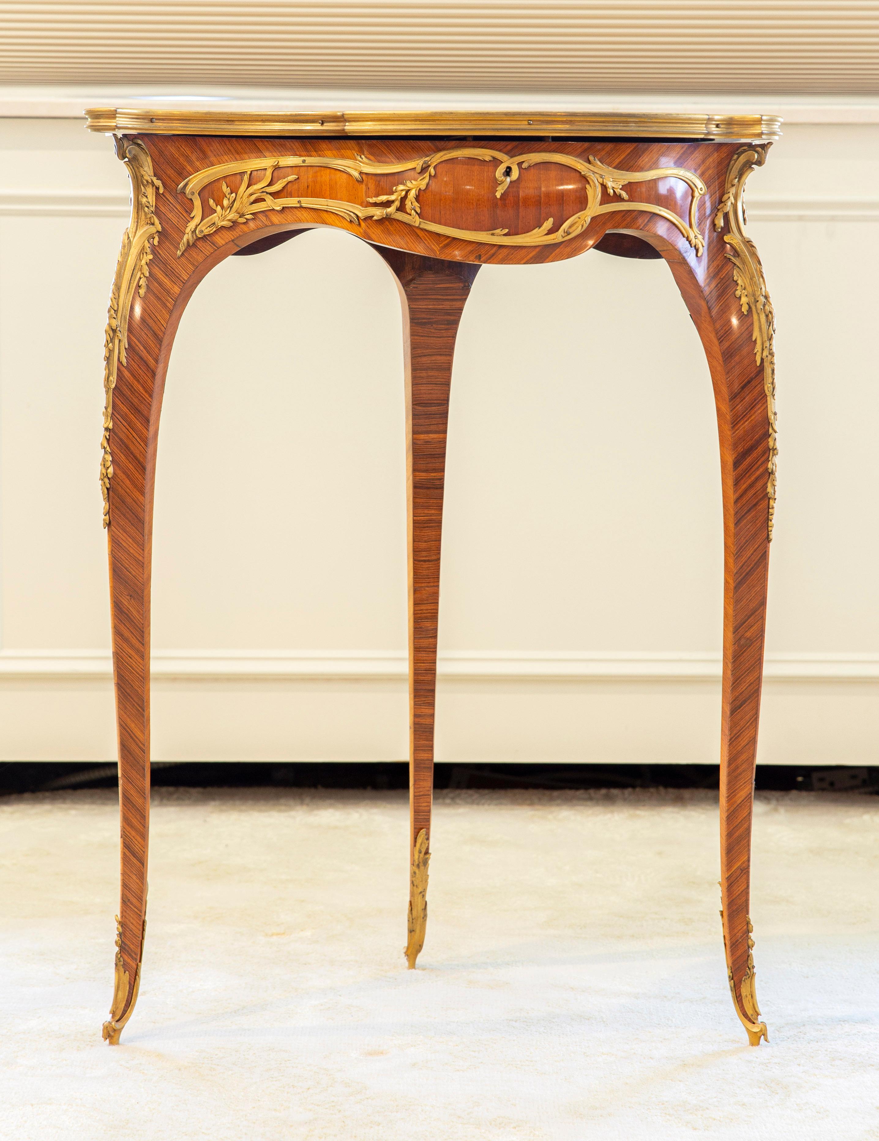 Ein ganz besonderer Coquille-Tisch mit vergoldeter Bronze und Intarsien von François Linke im Zustand „Gut“ im Angebot in New York, NY