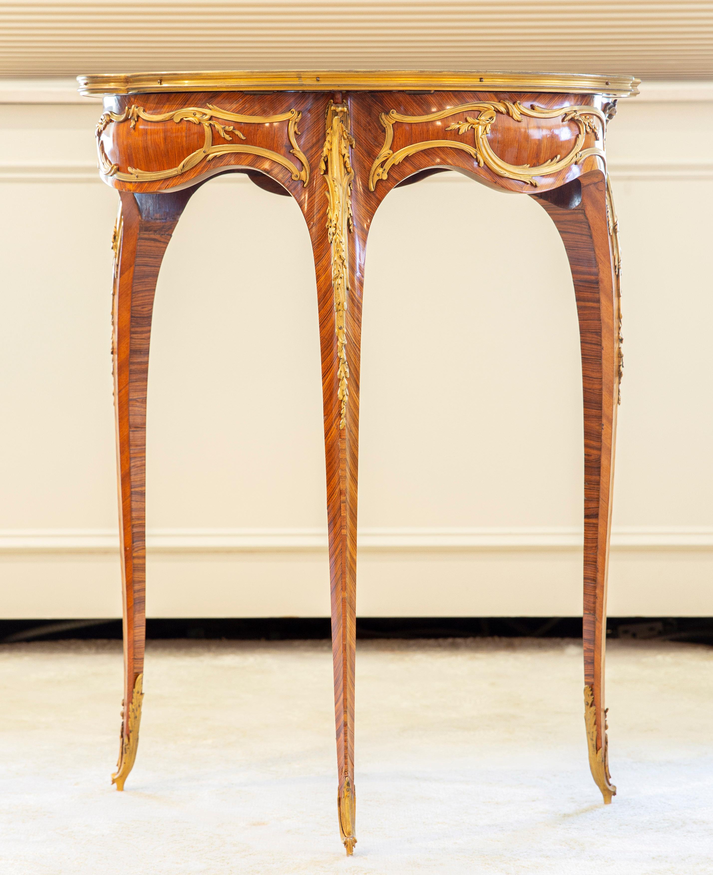 Ein ganz besonderer Coquille-Tisch mit vergoldeter Bronze und Intarsien von François Linke (20. Jahrhundert) im Angebot
