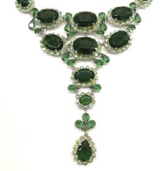 Un collier et des boucles d'oreilles très saisissants, Henkel & Grosse pour Christian Dior, 1957.