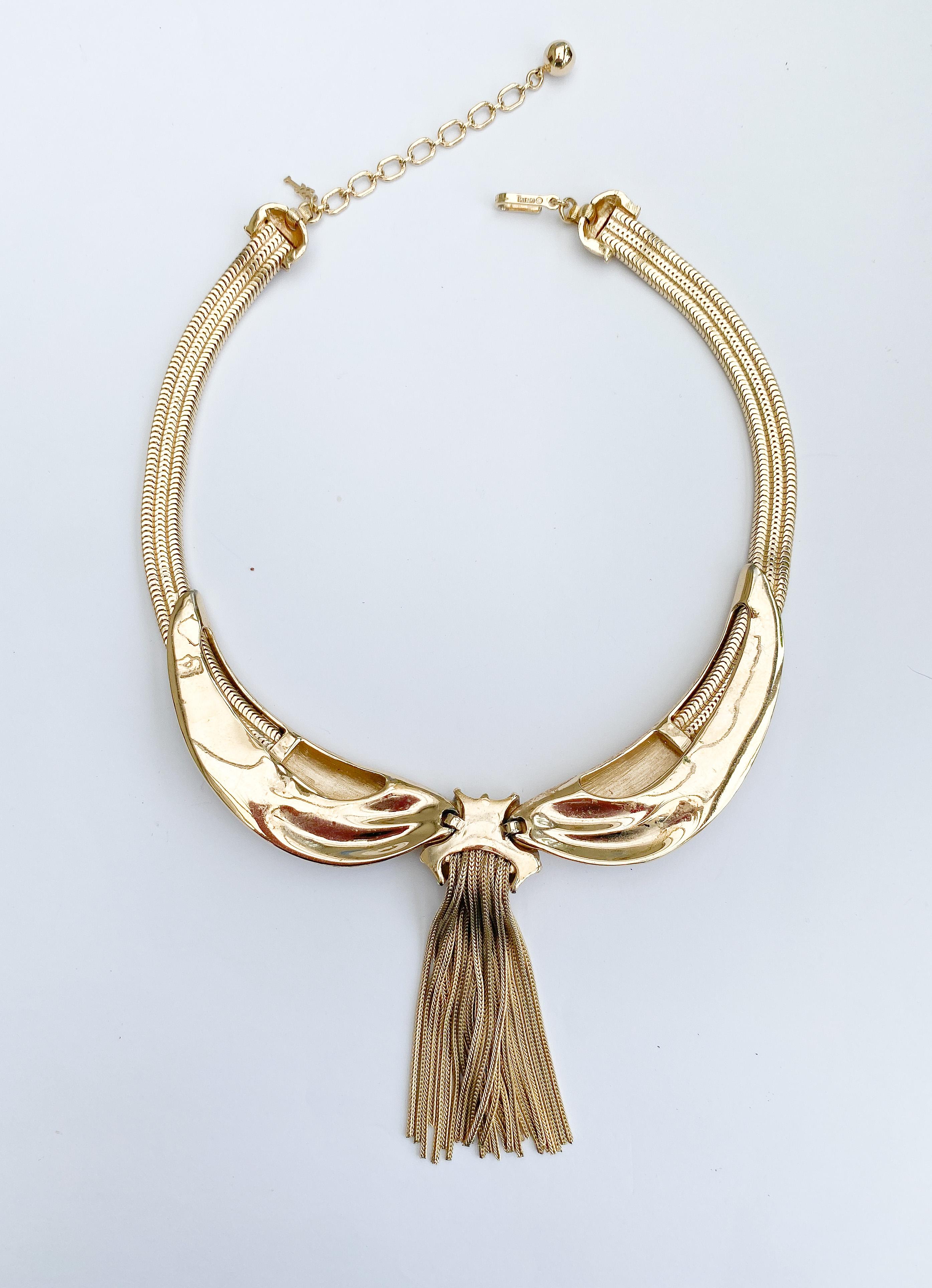 Eine sehr elegante Halskette aus vergoldetem Metall mit Quaste, Trifari, 1960er Jahre, USA. im Angebot 7