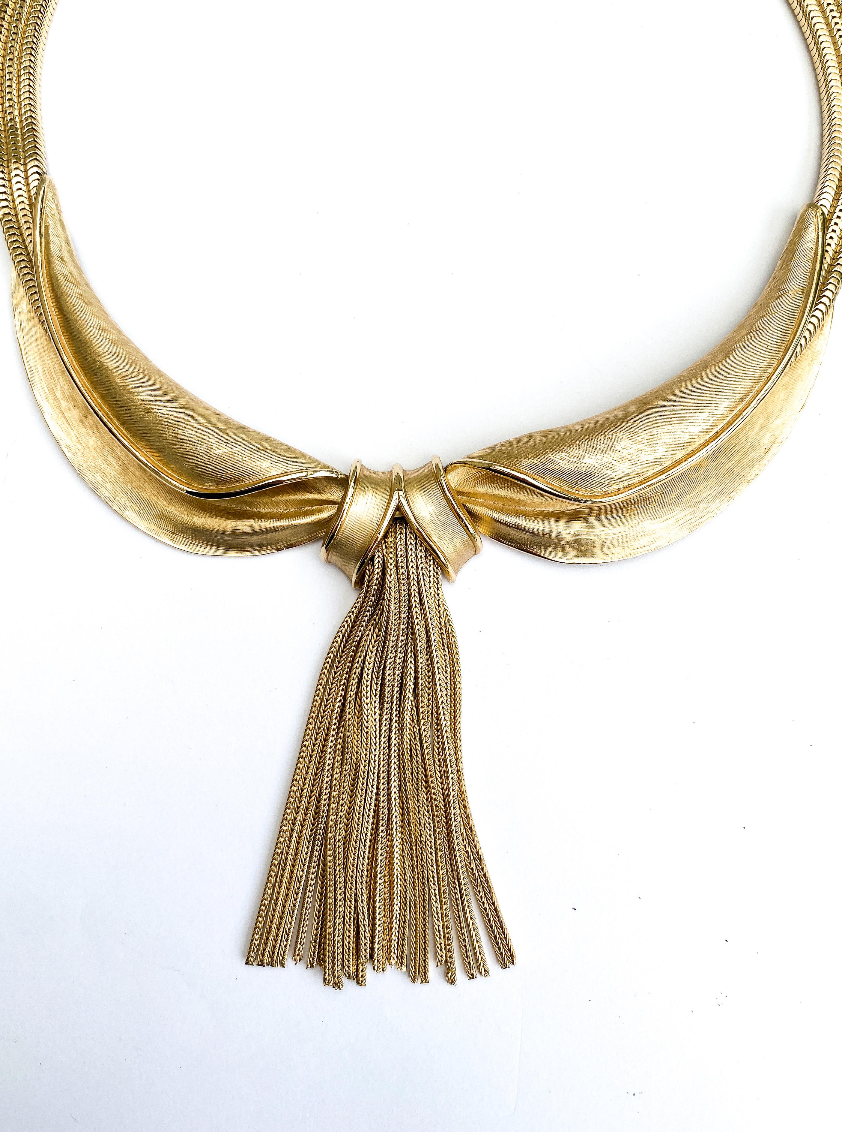 Eine sehr elegante Halskette aus vergoldetem Metall mit Quaste, Trifari, 1960er Jahre, USA. im Zustand „Hervorragend“ im Angebot in Greyabbey, County Down