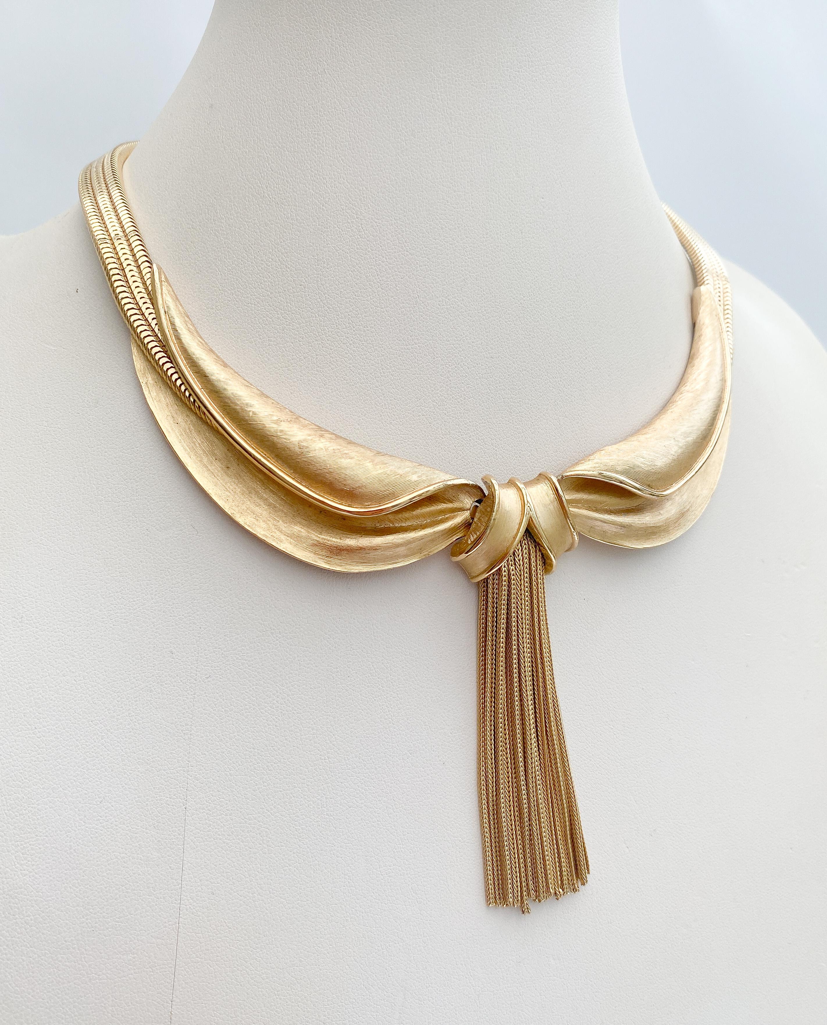 Eine sehr elegante Halskette aus vergoldetem Metall mit Quaste, Trifari, 1960er Jahre, USA. für Damen oder Herren im Angebot