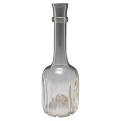 Eine sehr hohe modifizierte kreuzförmige Dekanterflasche, um 1740